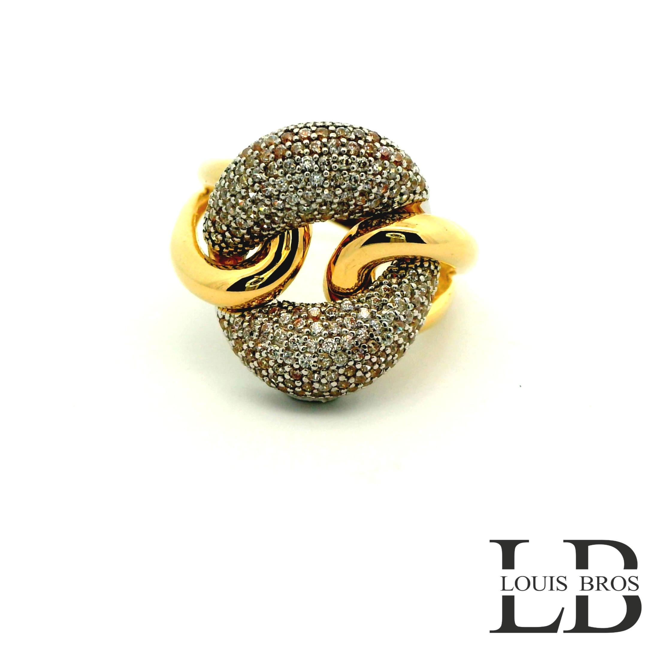 Deze prachtige bicolor ring van 14 karaat goud (5.09 gr) combineert het beste van twee werelden: het warme geelgoud en het elegante witgoud. De subtiele samensmelting van beide kleuren zorgt voor een tijdloze en moderne uitstraling. In het midden schitteren fijn gezette zirkonias, die de ring een luxueuze glans en verfijnde uitstraling geven.

Dankzij het stijlvolle ontwerp is deze ring perfect te dragen bij elke gelegenheid — van dagelijks gebruik tot feestelijke momenten. Een juweel dat elegantie, klasse en vakmanschap in één ontwerp verenigt.

Kenmerken:

Materiaal: 14 karaat bicolor goud (geelgoud & witgoud)

Steensoort: Zirkonias

Afwerking: Glanzend & verfijnd gezet

Stijl: Elegant, tijdloos, modern

Merk: Louis Bros.
De ring is verkrijgbaar in meerdere afmetingen.