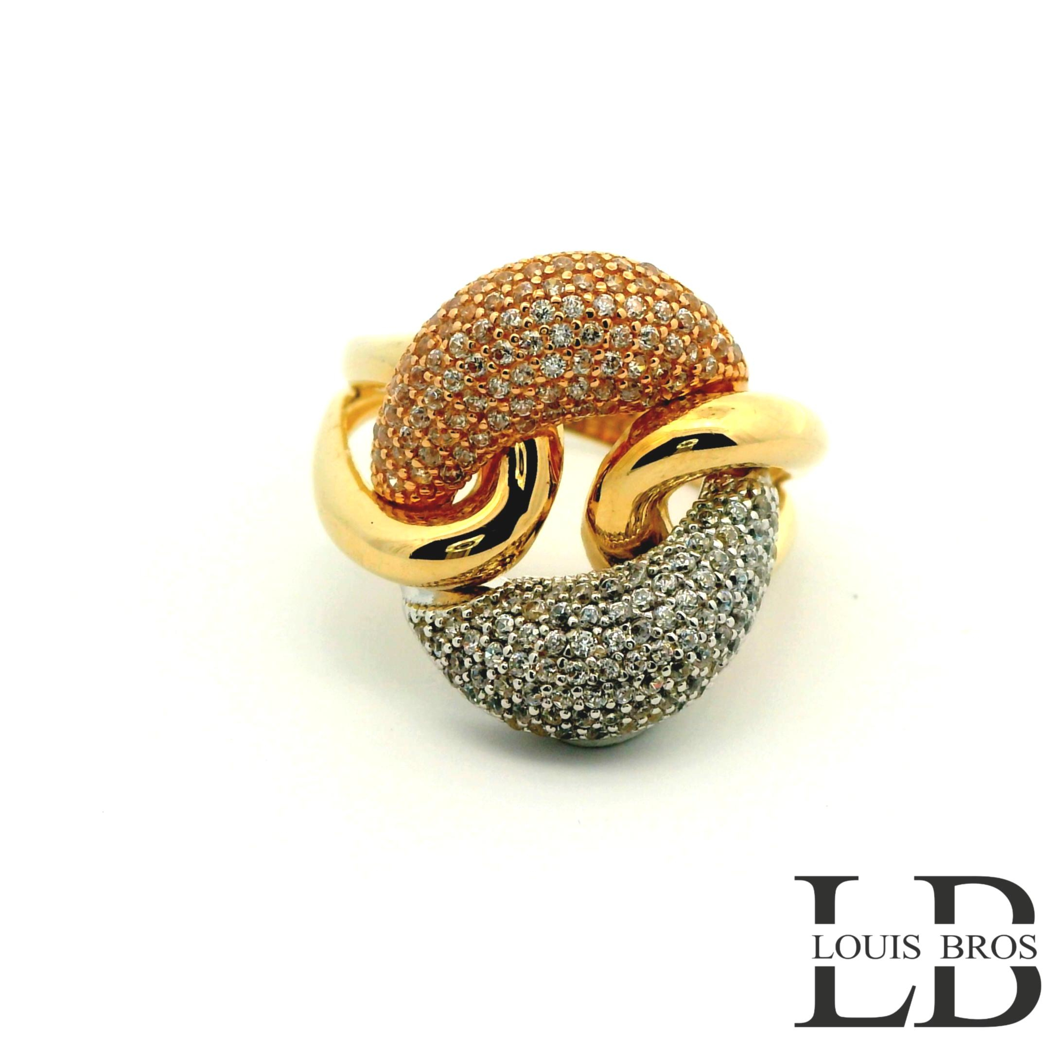 Deze schitterende tricolor ring van 14 karaat goud (5.14 gr) is een toonbeeld van vakmanschap en tijdloze elegantie. Het ontwerp combineert drie goudtinten – geelgoud, witgoud en rosegoud – tot één harmonieus geheel. De verfijnde lijnen van de drie kleuren vloeien naadloos in elkaar over, wat de ring een moderne en luxueuze uitstraling geeft.

De ring is afgewerkt met sprankelende zirkonias, die zorgen voor een subtiele maar betoverende schittering. Dankzij de combinatie van de drie goudkleuren past deze ring moeiteloos bij al je sieraden en is hij geschikt voor zowel dagelijks gebruik als speciale gelegenheden.

Kenmerken:

Materiaal: 14 karaat tricolor goud (geelgoud, witgoud & rosegoud)

Steensoort: Zirkonias

Afwerking: Hoogglans, verfijnd gezet

Stijl: Elegant, modern, tijdloos

Merk: Louis Bros.
De ring is verkrijgbaar in meerdere afmetingen.