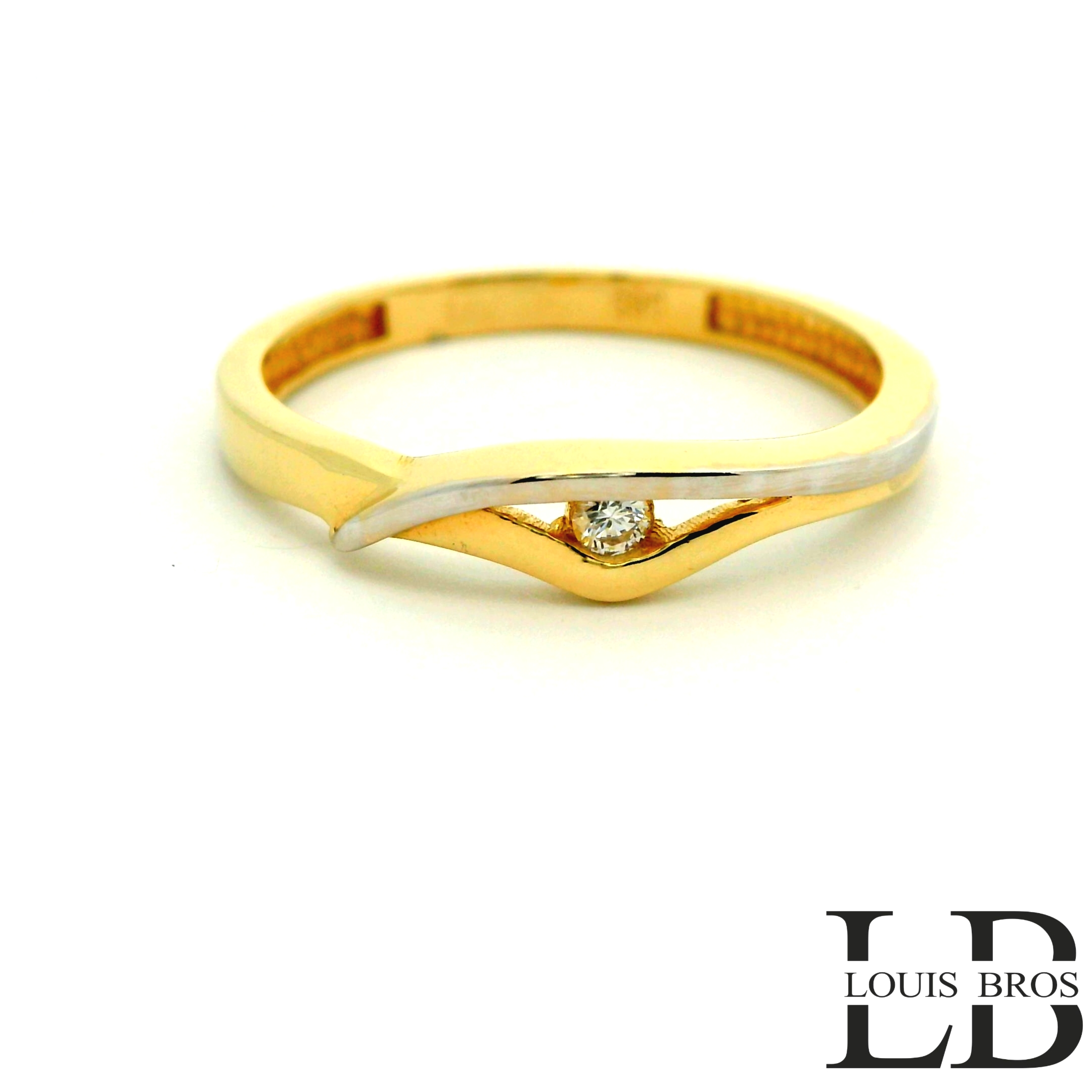 Deze prachtige bicolor ring van 14 karaat goud (1.69 gr) combineert het beste van twee werelden: het warme geelgoud en het elegante witgoud. De subtiele samensmelting van beide kleuren zorgt voor een tijdloze en moderne uitstraling. In het midden schitteren fijn gezette zirkonias, die de ring een luxueuze glans en verfijnde uitstraling geven.

Dankzij het stijlvolle ontwerp is deze ring perfect te dragen bij elke gelegenheid — van dagelijks gebruik tot feestelijke momenten. Een juweel dat elegantie, klasse en vakmanschap in één ontwerp verenigt.

Kenmerken:

Materiaal: 14 karaat bicolor goud (geelgoud & witgoud)

Steensoort: Zirkonias

Afwerking: Glanzend & verfijnd gezet

Stijl: Elegant, tijdloos, modern

Merk: Louis Bros.
De ring is verkrijgbaar in meerdere afmetingen.