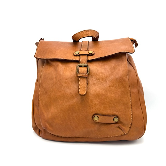 Leren Rugtas Dames – Gewassen Leer | Handgemaakt in Italië

Stijlvolle en praktische leren rugzak met meerdere vakken
Afmetingen: Hoogte 29 cm × Breedte 30 cm × Diepte 10 cm

Op zoek naar een luxe én functionele leren rugtas voor dames? Deze prachtige rugtas van gewassen leer is volledig handgemaakt in Italië en biedt de perfecte combinatie van stijl, comfort en gebruiksgemak.

Dankzij het soepele leer en het tijdloze ontwerp is deze dames rugzak een veelzijdige keuze voor dagelijks gebruik, werk, citytrips of reizen. Het ruime hoofdcompartiment sluit veilig met een ritssluiting en is voorzien van een binnenvak met rits en een steekvak, zodat je al je essentials georganiseerd kunt opbergen.

Aan de voorzijde bevindt zich een handig voorvak met magneetsluiting, ideaal voor spullen waar je snel bij wilt. Op de achterkant zit nog een discreet achtervak met ritssluiting, perfect voor het veilig opbergen van je telefoon, paspoort of portemonnee.

✅ Belangrijkste kenmerken:

Luxe leren rugtas voor dames – gemaakt van zacht, gewassen leer

Made in Italy – ambachtelijk handwerk met oog voor detail

1 ruim hoofdvak met binnenvak (rits) en steekvak

Voorvak met magneetsluiting – snel toegang tot essentials

Achtervak met ritssluiting – extra veilig voor waardevolle spullen

Comfortabele, verstelbare schouderbanden van leer

Afmetingen: Hoogte 29 cm × Breedte 30 cm × Diepte 10 cm

Geschikt voor dagelijks gebruik, werk, reizen of vrije tijd

Waarom kiezen voor deze leren dames rugtas?
Deze rugtas is de ideale keuze voor vrouwen die houden van een stijlvolle leren tas met functionaliteit. Door het tijdloze ontwerp, het hoogwaardige leer en de praktische vakindeling, is deze tas niet alleen mooi – maar ook slim. Een duurzame investering waar je jarenlang plezier van hebt.