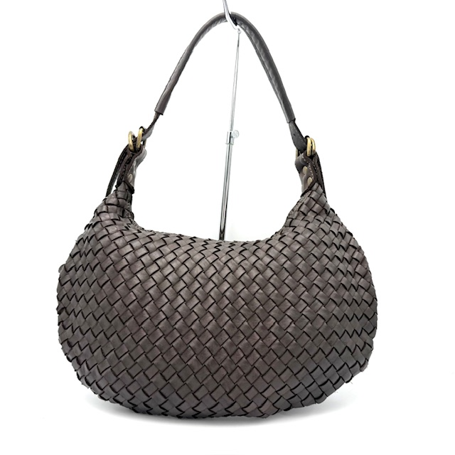 Handgemaakte Gevlochten Leren Tas – Handmade in Italy

Met afneembare korte én lange schouderriem | Toprits & hoofdvak
Afmetingen: H 23 cm × B 36 cm × D 4 cm

Deze stijlvolle gevlochten leren tas is een waar staaltje vakmanschap, volledig handgemaakt in Italië van soepel, hoogwaardig leer. Het verfijnde gevlochten design geeft de tas een luxe uitstraling met een ambachtelijke touch.

Dankzij de afneembare korte schouderriem draag je de tas elegant over de schouder, of kies voor de lange afneembare en verstelbare schouderriem voor een comfortabele crossbody look – ideaal voor dagelijks gebruik of onderweg.

De tas sluit veilig met een toprits en biedt met het ruime hoofdvak voldoende ruimte voor al je essentials, zonder in te leveren op stijl of draagcomfort.

Productkenmerken:

 Luxe gevlochten leren damestas

✋ Handgemaakt in Italië – ambacht & kwaliteit

 Afneembare korte schouderriem & lange verstelbare riem

 Veilig sluitbaar met toprits

 Ruim hoofdvak voor je dagelijkse benodigdheden

 Afmetingen: Hoogte 23 cm × Breedte 36 cm × Diepte 4 cm

 Tijdloos design, past bij elke outfit

Waarom kiezen voor deze handgemaakte leren tas?
Deze tas is het perfecte voorbeeld van Italiaans vakmanschap, waar functionaliteit, comfort en stijl samenkomen. De gevlochten structuur en veelzijdige draagopties maken dit een favoriet accessoire voor elke dag.