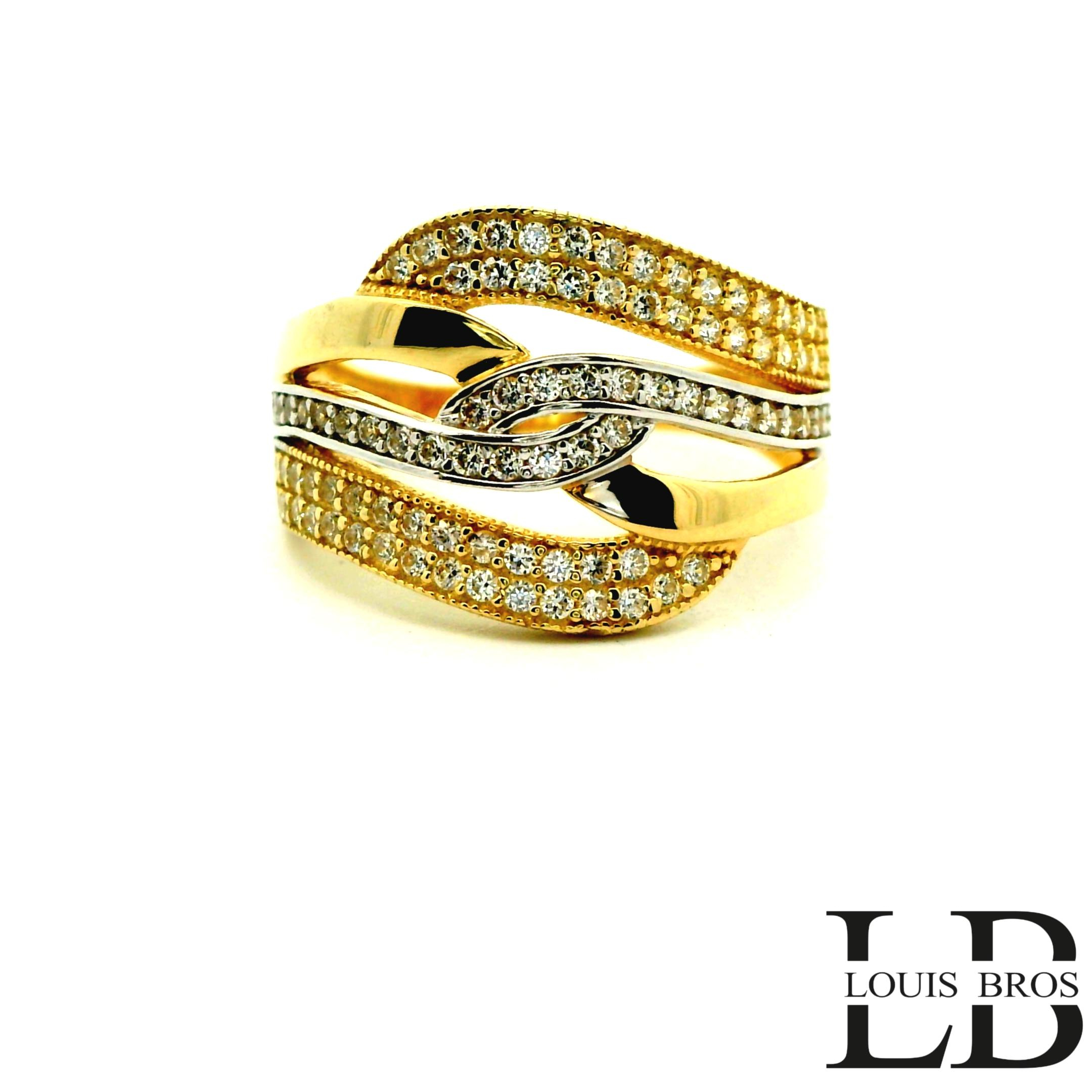 Deze prachtige bicolor ring van 14 karaat goud (3.83 gr) combineert het beste van twee werelden: het warme geelgoud en het elegante witgoud. De subtiele samensmelting van beide kleuren zorgt voor een tijdloze en moderne uitstraling. In het midden schitteren fijn gezette zirkonias, die de ring een luxueuze glans en verfijnde uitstraling geven.

Dankzij het stijlvolle ontwerp is deze ring perfect te dragen bij elke gelegenheid — van dagelijks gebruik tot feestelijke momenten. Een juweel dat elegantie, klasse en vakmanschap in één ontwerp verenigt.

Kenmerken:

Materiaal: 14 karaat bicolor goud (geelgoud & witgoud)

Steensoort: Zirkonias

Afwerking: Glanzend & verfijnd gezet

Stijl: Elegant, tijdloos, modern

Merk: Louis Bros.
De ring is verkrijgbaar in meerdere afmetingen.