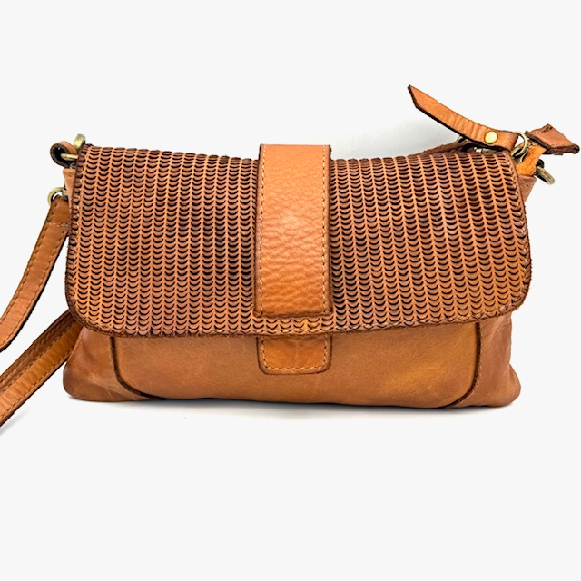 Crossbody Tas met Lasergesneden Klep – Verstelbare Schouderriem

Stijlvolle en functionele dames tas met ritssluiting & lasergegraveerd motief
Afmetingen: H 15 cm × B 25 cm × D 4 cm

Deze elegante crossbody tas voor dames is compact, praktisch én stijlvol. De tas heeft een unieke klepsluiting met lasergesneden motief, die zorgt voor een verfijnde en moderne uitstraling. Onder de klep vind je een extra ritssluiting, wat zorgt voor optimale veiligheid van je spullen.

Het hoofdvak is slim ingedeeld en voorzien van een ritsvak en steekvak, zodat je jouw essentials gemakkelijk kunt organiseren. Aan de achterkant van de tas bevindt zich nog een extra ritsvak voor snelle toegang tot bijvoorbeeld je sleutels of telefoon.

Draag de tas comfortabel crossbody of op de schouder, dankzij de verstelbare schouderriem die zich moeiteloos aanpast aan jouw stijl en voorkeur.

Productkenmerken:

 Compacte dames crossbody tas met dubbele sluiting

 Klep met lasergesneden motief – stijlvol en uniek

 Klepsluiting + ritssluiting voor extra veiligheid

 Binnenkant met ritsvak en steekvak

 Ritsvak aan de achterkant

 Verstelbare schouderriem – te dragen op maat

 Afmetingen: Hoogte 15 cm × Breedte 25 cm × Diepte 4 cm

Waarom kiezen voor deze crossbody tas?
Deze tas is ideaal voor dagelijks gebruik, avondjes uit of op reis. Het lasergesneden design geeft een subtiele luxe uitstraling, terwijl de slimme vakverdeling zorgt voor praktisch gebruiksgemak.