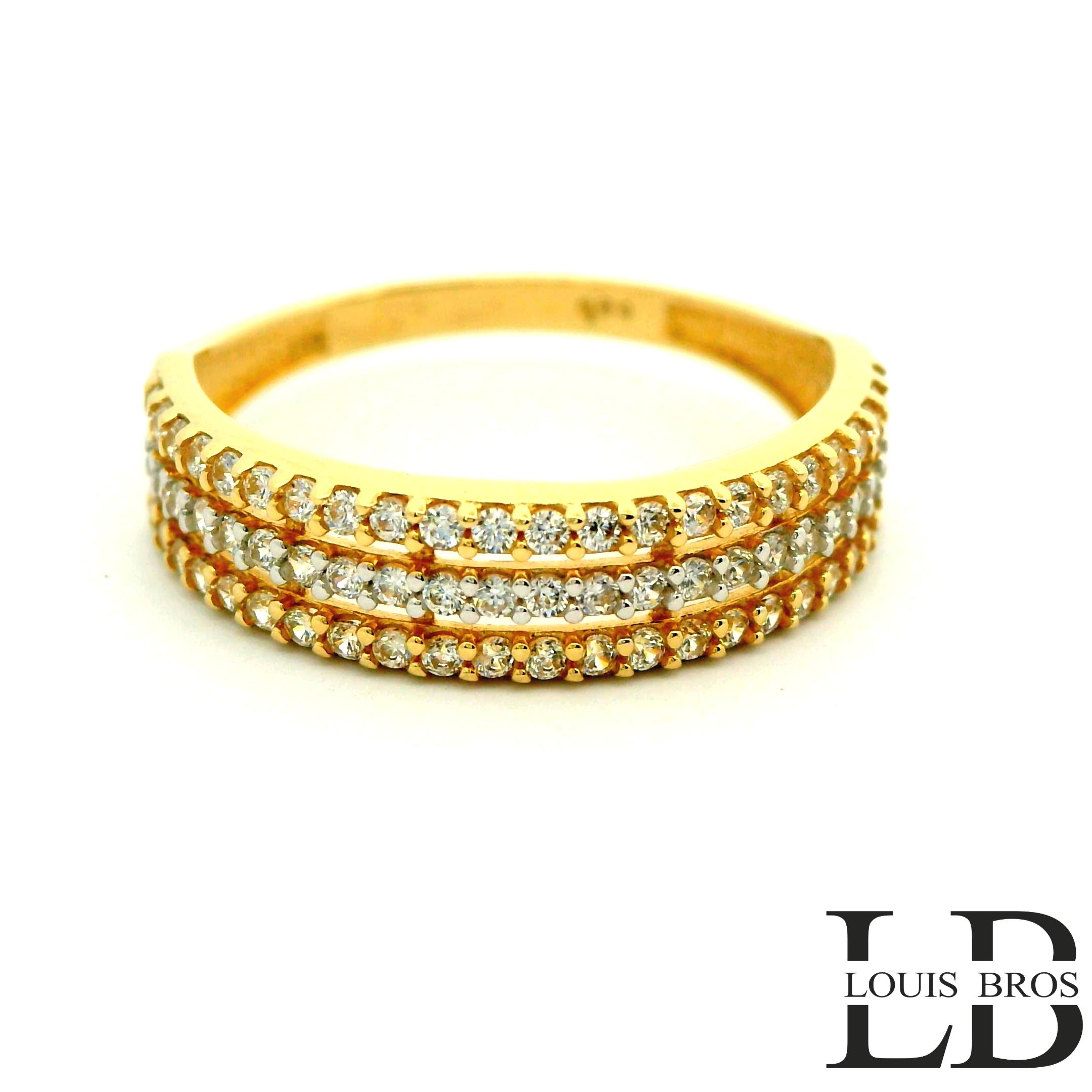 Deze prachtige bicolor ring van 14 karaat goud (1.95 gr) combineert het beste van twee werelden: het warme geelgoud en het elegante witgoud. De subtiele samensmelting van beide kleuren zorgt voor een tijdloze en moderne uitstraling. In het midden schitteren fijn gezette zirkonias, die de ring een luxueuze glans en verfijnde uitstraling geven.

Dankzij het stijlvolle ontwerp is deze ring perfect te dragen bij elke gelegenheid — van dagelijks gebruik tot feestelijke momenten. Een juweel dat elegantie, klasse en vakmanschap in één ontwerp verenigt.

 Kenmerken:

Materiaal: 14 karaat bicolor goud (geelgoud & witgoud)

Steensoort: Zirkonias

Afwerking: Glanzend & verfijnd gezet

Stijl: Elegant, tijdloos, modern

Merk: Louis Bros.
De ring is verkrijgbaar in meerdere afmetingen.