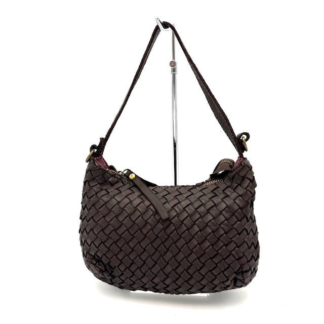 Gevlochten Leren Tas – Gewassen Leer | Made in Italy

Dames schoudertas met korte hengsels & lange afneembare schouderriem
Afmetingen: H 17 cm × B 23 cm × D 6 cm

Deze prachtige gevlochten tas van gewassen leer is de perfecte combinatie van Italiaans vakmanschap en tijdloos design. Gemaakt in Italië, van soepel leer met een uniek gevlochten patroon dat karakter en stijl uitstraalt.

De tas is compact maar functioneel, met voldoende ruimte voor je dagelijkse essentials. De binnenkant is gevoerd en voorzien van een handig ritsvak om kleinere items veilig op te bergen.

Draag de tas elegant over de schouder met het korte hengsel, of gebruik de lange, verstelbare en afneembare schouderriem voor een meer casual crossbody look – ideaal voor onderweg of tijdens een avondje uit.

Productkenmerken:

 Gevlochten dames tas van hoogwaardig gewassen leer

 Handgemaakt in Italië – luxe afwerking en kwaliteit

 Te dragen met kort hengsel of lange, verstelbare & afneembare schouderriem

 Binnenin gevoerd met extra ritsvak

 Afmetingen: Hoogte 17 cm × Breedte 23 cm × Diepte 6 cm

 Elegant, tijdloos design met moderne details

Waarom kiezen voor deze gevlochten leren tas?
Deze tas biedt een unieke look dankzij het gevlochten leer en is tegelijkertijd praktisch in gebruik. Een ideale leren schoudertas voor dames die houdt van stijl, comfort en kwaliteit.