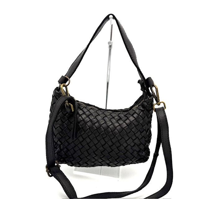 Gevlochten Leren Tas – Gewassen Leer | Made in Italy

Dames schoudertas met korte hengsels & lange afneembare schouderriem
Afmetingen: H 17 cm × B 23 cm × D 6 cm

Deze prachtige gevlochten tas van gewassen leer is de perfecte combinatie van Italiaans vakmanschap en tijdloos design. Gemaakt in Italië, van soepel leer met een uniek gevlochten patroon dat karakter en stijl uitstraalt.

De tas is compact maar functioneel, met voldoende ruimte voor je dagelijkse essentials. De binnenkant is gevoerd en voorzien van een handig ritsvak om kleinere items veilig op te bergen.

Draag de tas elegant over de schouder met het korte hengsel, of gebruik de lange, verstelbare en afneembare schouderriem voor een meer casual crossbody look – ideaal voor onderweg of tijdens een avondje uit.

Productkenmerken:

 Gevlochten dames tas van hoogwaardig gewassen leer

 Handgemaakt in Italië – luxe afwerking en kwaliteit

 Te dragen met kort hengsel of lange, verstelbare & afneembare schouderriem

 Binnenin gevoerd met extra ritsvak

 Afmetingen: Hoogte 17 cm × Breedte 23 cm × Diepte 6 cm

 Elegant, tijdloos design met moderne details

Waarom kiezen voor deze gevlochten leren tas?
Deze tas biedt een unieke look dankzij het gevlochten leer en is tegelijkertijd praktisch in gebruik. Een ideale leren schoudertas voor dames die houdt van stijl, comfort en kwaliteit.