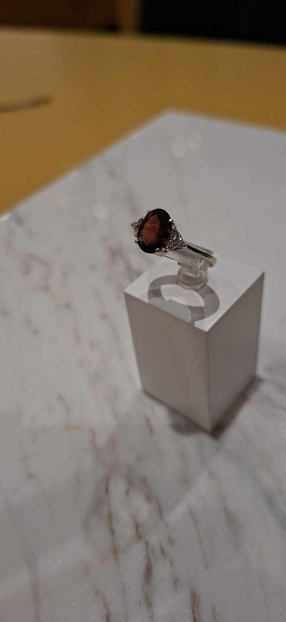 OCC-RINGGRANAAT. Witgouden damesring 18 karaat. Occasion. Granaat met 6x diamant. maat 50