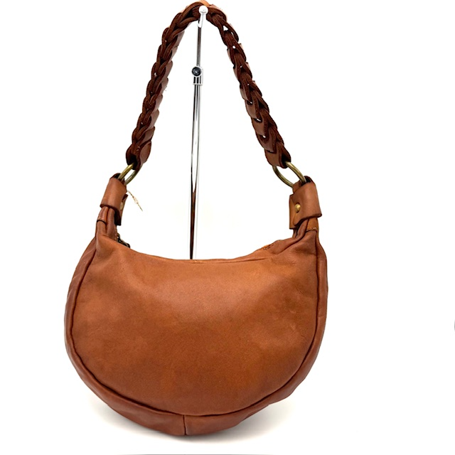 Buideltas van Gewassen Leer – Made in Italy

Met gevlochten korte schouderriem & lange afneembare riem | Compact & stijlvol | Hoogwaardige afwerking

Ontdek de perfecte mix van stijl, comfort en vakmanschap met deze elegante leren buideltas van zacht, gewassen leer. Met zorg gemaakt in Italië, straalt deze tas luxe en kwaliteit uit. De unieke gevlochten korte schouderriem geeft de tas een modieuze uitstraling, terwijl de lange, afneembare schouderriem zorgt voor veelzijdigheid in draagopties – draag ‘m als schoudertas of crossbody tas.

De binnenkant is slim ingedeeld met een steekvak en een ritsvak, zodat je essentials altijd netjes georganiseerd blijven. Dankzij de compacte buidelvorm is deze tas ideaal voor dagelijks gebruik of als stijlvolle aanvulling op je avondlook.

Productkenmerken:

 Luxe buidelvormige leren tas van gewassen leer

 Authentiek Italiaans design – Made in Italy

 Gevlochten korte schouderriem voor een unieke look

 Lange, afneembare & verstelbare schouderriem

 Binnenkant met steekvak en ritsvak

 Afmetingen: Hoogte 16 cm × Breedte 24 cm × Diepte 5 cm

 Tijdloos en elegant design, geschikt voor elke gelegenheid

Waarom kiezen voor deze buideltas van leer?
Deze tas combineert het beste van Italiaans design, duurzaam leer en functioneel gebruiksgemak. Een perfecte accessoire voor vrouwen die houden van kwaliteit, stijl en comfort in één tas.