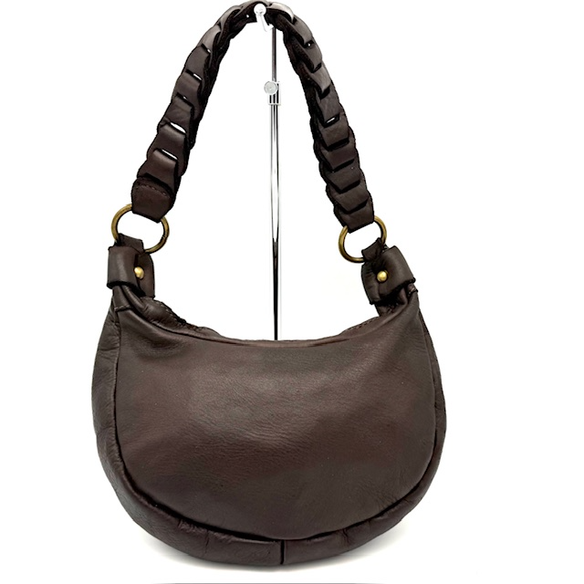 Buideltas van Gewassen Leer – Made in Italy

Met gevlochten korte schouderriem & lange afneembare riem | Compact & stijlvol | Hoogwaardige afwerking

Ontdek de perfecte mix van stijl, comfort en vakmanschap met deze elegante leren buideltas van zacht, gewassen leer. Met zorg gemaakt in Italië, straalt deze tas luxe en kwaliteit uit. De unieke gevlochten korte schouderriem geeft de tas een modieuze uitstraling, terwijl de lange, afneembare schouderriem zorgt voor veelzijdigheid in draagopties – draag ‘m als schoudertas of crossbody tas.

De binnenkant is slim ingedeeld met een steekvak en een ritsvak, zodat je essentials altijd netjes georganiseerd blijven. Dankzij de compacte buidelvorm is deze tas ideaal voor dagelijks gebruik of als stijlvolle aanvulling op je avondlook.

Productkenmerken:

 Luxe buidelvormige leren tas van gewassen leer

 Authentiek Italiaans design – Made in Italy

 Gevlochten korte schouderriem voor een unieke look

 Lange, afneembare & verstelbare schouderriem

 Binnenkant met steekvak en ritsvak

 Afmetingen: Hoogte 16 cm × Breedte 24 cm × Diepte 5 cm

 Tijdloos en elegant design, geschikt voor elke gelegenheid

Waarom kiezen voor deze buideltas van leer?
Deze tas combineert het beste van Italiaans design, duurzaam leer en functioneel gebruiksgemak. Een perfecte accessoire voor vrouwen die houden van kwaliteit, stijl en comfort in één tas.