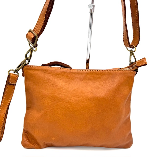 Leren Dames Tas van Gewassen Leer – Made in Italy

Luxe schoudertas en clutch in één | Verstelbare & afneembare schouderriem | Hoogwaardig Italiaans leer

Op zoek naar een stijlvolle én praktische leren tas voor dames? Deze compacte tas van hoogwaardig gewassen leer, met de hand vervaardigd in Italië, combineert elegantie met functionaliteit. De tas is perfect als crossbody tas, clutch of schoudertas, dankzij de afneembare en verstelbare schouderriem én handige polsband.

Met een praktisch hoofdvak met ritssluiting en een extra ritsvak aan de binnenzijde houd je al je essentials overzichtelijk en veilig opgeborgen. De compacte afmetingen maken de tas ideaal voor dagelijks gebruik, avondjes uit of op reis.

Productkenmerken:

✅ Luxe leren damestas van zacht, gewassen leer

✅ Authentiek Italiaans vakmanschap – Made in Italy

✅ Te dragen als clutch, schoudertas of crossbody

✅ Lange, afneembare & verstelbare schouderriem

✅ Hoofdvak met ritssluiting + binnenvak met rits

✅ Afmetingen: Hoogte 18 cm × Breedte 26 cm × Diepte 4 cm

✅ Tijdloos design, ideaal voor elke gelegenheid

Waarom kiezen voor deze leren tas?
Deze Italiaanse leren tas biedt het beste van beide werelden: een stijlvolle uitstraling én praktisch gebruiksgemak. Het duurzame leer en de slimme indeling maken het een onmisbare accessoire voor iedere vrouw.