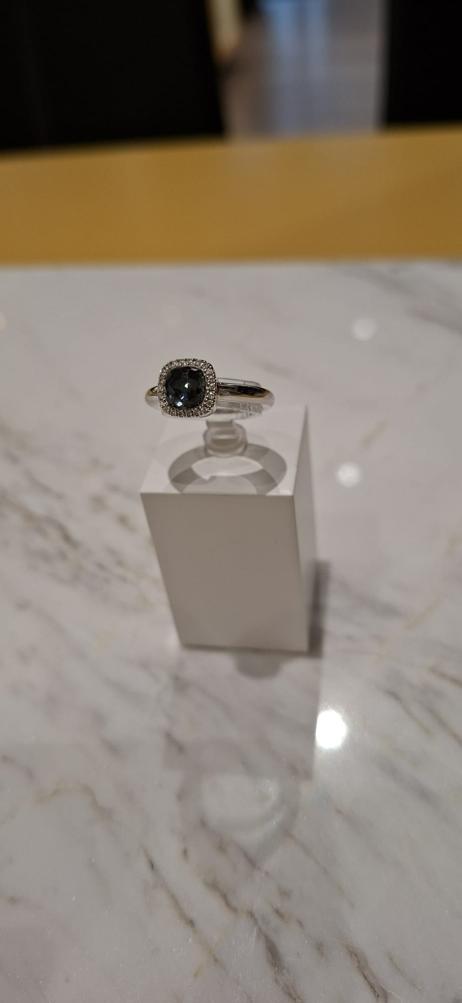 OCC-RINGDIATOPAAS. Witgouden damesring met topaas en diamant. Occasion. Maat 49.