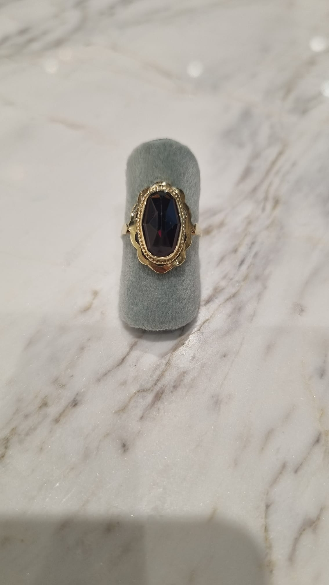 CARZ-VINTAGE001. Geelgouden ring met een granaat. Occasion maat 17.