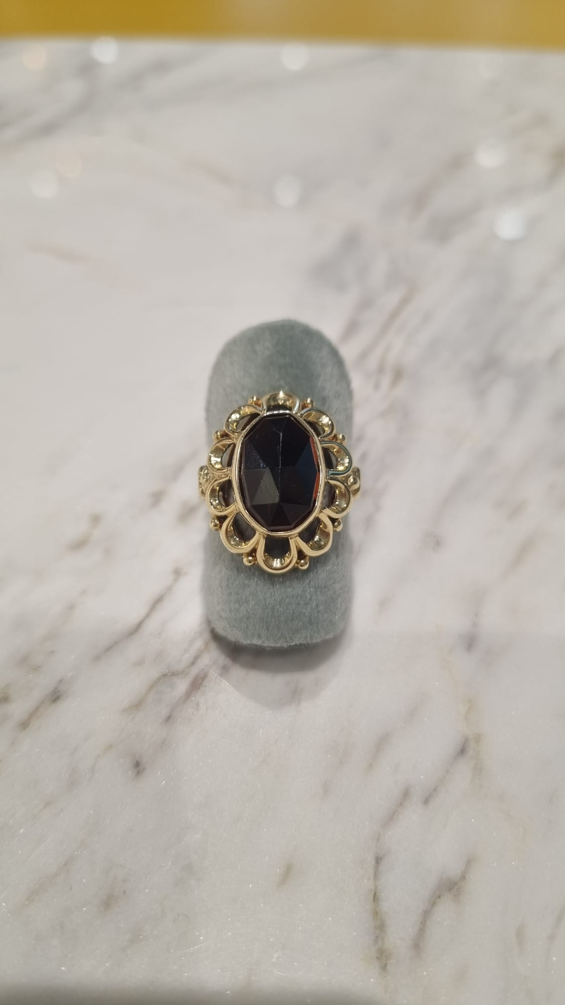 VINTAGE005. Geelgouden vintage ring ovaal model met een granaat. Maat 19.5