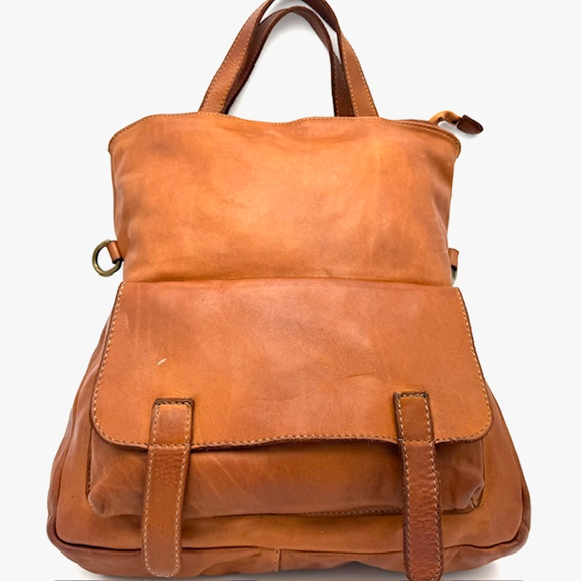 Leren Rugtas/Schoudertas – Gewassen Leer – Handgemaakt in Italië – 34x34x10 cm

Deze multifunctionele tas is handgemaakt in Italië van soepel, gewassen leer. Licht in gewicht, maar met een stoere en stijlvolle uitstraling. Dankzij de slimme riemconstructie kun je de tas zowel als rugtas als schoudertas dragen – ideaal voor dagelijks gebruik.

Kenmerken:

Herkomst: Gemaakt in Italië

Materiaal: Gewassen leer

Sluiting: Ritssluiting bovenaan

Design: Groot opgestikt voorvak voor extra opbergruimte

Indeling binnenkant:

1 ritsvak

1 steekvak

Draagopties:

Twee korte leren handgrepen

Verstelbare riemen om te dragen als rugtas of schoudertas

Afmetingen:

Hoogte: 34 cm

Breedte: 34 cm

Diepte: 10 cm

Gewicht: Licht en comfortabel

Een ideale tas voor wie op zoek is naar flexibiliteit, stijl en Italiaans vakmanschap in één.