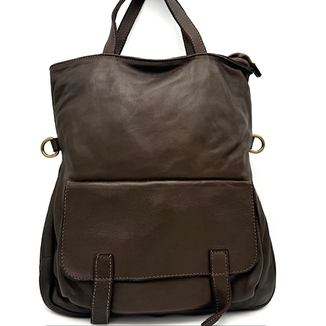 Leren Rugtas/Schoudertas – Gewassen Leer – Handgemaakt in Italië – 34x34x10 cm

Deze multifunctionele tas is handgemaakt in Italië van soepel, gewassen leer. Licht in gewicht, maar met een stoere en stijlvolle uitstraling. Dankzij de slimme riemconstructie kun je de tas zowel als rugtas als schoudertas dragen – ideaal voor dagelijks gebruik.

Kenmerken:

Herkomst: Gemaakt in Italië

Materiaal: Gewassen leer

Sluiting: Ritssluiting bovenaan

Design: Groot opgestikt voorvak voor extra opbergruimte

Indeling binnenkant:

1 ritsvak

1 steekvak

Draagopties:

Twee korte leren handgrepen

Verstelbare riemen om te dragen als rugtas of schoudertas

Afmetingen:

Hoogte: 34 cm

Breedte: 34 cm

Diepte: 10 cm

Gewicht: Licht en comfortabel

Een ideale tas voor wie op zoek is naar flexibiliteit, stijl en Italiaans vakmanschap in één.