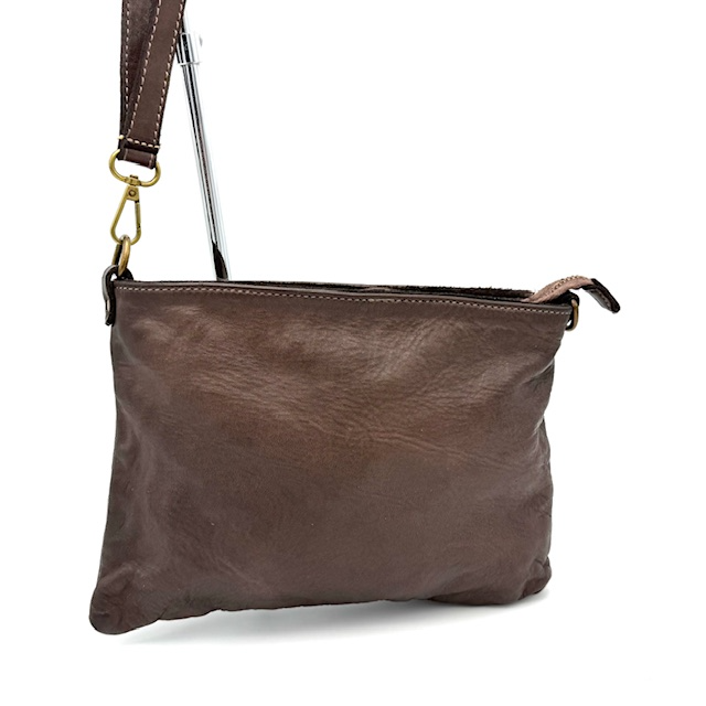 Leren Dames Tas van Gewassen Leer – Made in Italy

Luxe schoudertas en clutch in één | Verstelbare & afneembare schouderriem | Hoogwaardig Italiaans leer

Op zoek naar een stijlvolle én praktische leren tas voor dames? Deze compacte tas van hoogwaardig gewassen leer, met de hand vervaardigd in Italië, combineert elegantie met functionaliteit. De tas is perfect als crossbody tas, clutch of schoudertas, dankzij de afneembare en verstelbare schouderriem én handige polsband.

Met een praktisch hoofdvak met ritssluiting en een extra ritsvak aan de binnenzijde houd je al je essentials overzichtelijk en veilig opgeborgen. De compacte afmetingen maken de tas ideaal voor dagelijks gebruik, avondjes uit of op reis.

Productkenmerken:

✅ Luxe leren damestas van zacht, gewassen leer

✅ Authentiek Italiaans vakmanschap – Made in Italy

✅ Te dragen als clutch, schoudertas of crossbody

✅ Lange, afneembare & verstelbare schouderriem

✅ Hoofdvak met ritssluiting + binnenvak met rits

✅ Afmetingen: Hoogte 18 cm × Breedte 26 cm × Diepte 4 cm

✅ Tijdloos design, ideaal voor elke gelegenheid

Waarom kiezen voor deze leren tas?
Deze Italiaanse leren tas biedt het beste van beide werelden: een stijlvolle uitstraling én praktisch gebruiksgemak. Het duurzame leer en de slimme indeling maken het een onmisbare accessoire voor iedere vrouw.