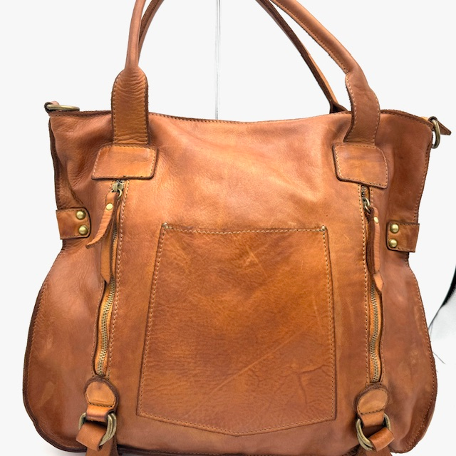 Heerlijke Ruime Tas van Gewassen Leer – Handgemaakt in Italië 

Deze ruime en soepele tas is met zorg handgemaakt in Italië van hoogwaardig gewassen leer. Het zachte leer en de praktische indeling maken deze tas tot een ideale metgezel voor elke dag – stijlvol, functioneel en comfortabel.

Kenmerken:

Herkomst: Handgemaakt in Italië

Materiaal: Zacht, gewassen leer

Sluiting: Ritssluiting bovenaan (toprits)

Indeling buitenkant:

Voorkant: 2 ritsvakken + 1 steekvak

Achterkant: 1 ritsvak

Indeling binnenkant:

1 ruim hoofdvak

1 binnenritsvak

1 steekvak

Afmetingen:

Hoogte: 35 cm

Breedte: 42 cm

Diepte: 13 cm

Draagcomfort: Soepele schouderriemen en lichtgewicht ontwerp

Deze tas biedt volop ruimte voor je dagelijkse benodigdheden en is door het gewassen leer niet alleen mooi van structuur, maar ook heerlijk soepel in gebruik. Een perfecte mix van Italiaans vakmanschap en praktisch design.