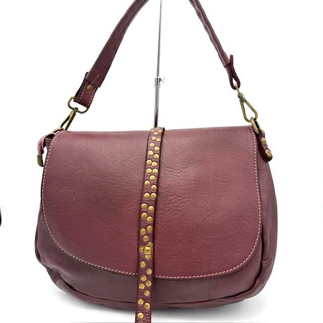 Leren Tas met Klep en Studs – Gewassen Leer | Made in Italy

Stijlvolle dames tas met afneembare draagriem, ritssluiting & meerdere vakken
Afmetingen: H 20 cm × B 30 cm × D 10 cm

Deze elegante leren tas voor dames is gemaakt van soepel gewassen leer en met vakmanschap vervaardigd in Italië. De tas is voorzien van een stijlvolle klep met subtiele studs, die niet alleen een modieuze touch geven maar ook extra bescherming bieden. Onder de klep bevindt zich een veilige ritssluiting voor het hoofdvak.

Binnenin vind je een ritsvak en een steekvak, ideaal om je spullen overzichtelijk te houden. Aan de achterkant is er nog een extra ritsvak, perfect voor snelle toegang tot bijvoorbeeld je telefoon of sleutels.

De tas wordt geleverd met een korte draagriem die eenvoudig afneembaar is dankzij een feston-sluiting. Voor meer draagcomfort en veelzijdigheid kun je de tas ook dragen met de meegeleverde lange schouderriem.

Productkenmerken:

 Leren damestas van soepel, gewassen leer

 Made in Italy – authentiek Italiaans vakmanschap

 Klep met studs & ritssluiting voor extra veiligheid

 Binnenkant met ritsvak en steekvak

 Ritsvak aan de achterkant voor extra opbergruimte

 Afneembare korte draagriem met feston

 Inclusief lange verstelbare schouderriem

 Afmetingen: Hoogte 20 cm × Breedte 30 cm × Diepte 10 cm

Waarom kiezen voor deze tas met klep en studs?
Deze tas is perfect voor vrouwen die houden van stijlvolle details, praktische indeling en hoogwaardig leer. Of je nu gaat voor een casual look of een elegante outfit, deze tas maakt je look compleet.