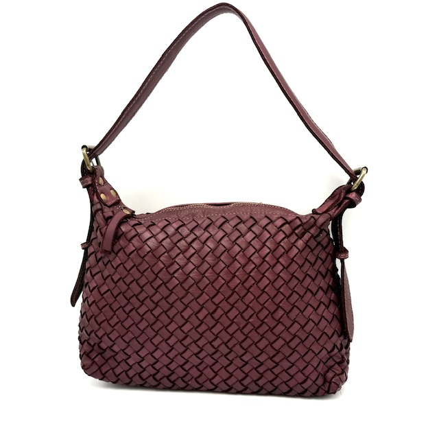 Handgemaakte Tas van Gewassen en Gevlochten Leer – Italië 

Deze compacte en elegante tas is handgemaakt in Italië van soepel, gewassen leer met een verfijnd gevlochten design. Dankzij het lichte gewicht en het praktische formaat is deze tas ideaal voor dagelijks gebruik.

Kenmerken:

Herkomst: Handgemaakt in Italië

Materiaal: Gewassen en gevlochten leer

Sluiting: Ritssluiting bovenaan (toprits)

Indeling binnenkant:

1 hoofdvak

1 ritsvak

2 open steekvakken

Draagopties:

Lange, verstelbare en afneembare schouderriem

Afmetingen:

Hoogte: 20 cm

Breedte: 30 cm

Diepte: 11 cm

Gewicht: Licht en comfortabel om te dragen

Een stijlvolle én functionele tas die perfect past bij een casual of geklede look – met de hand vervaardigd met oog voor detail en Italiaans vakmanschap.