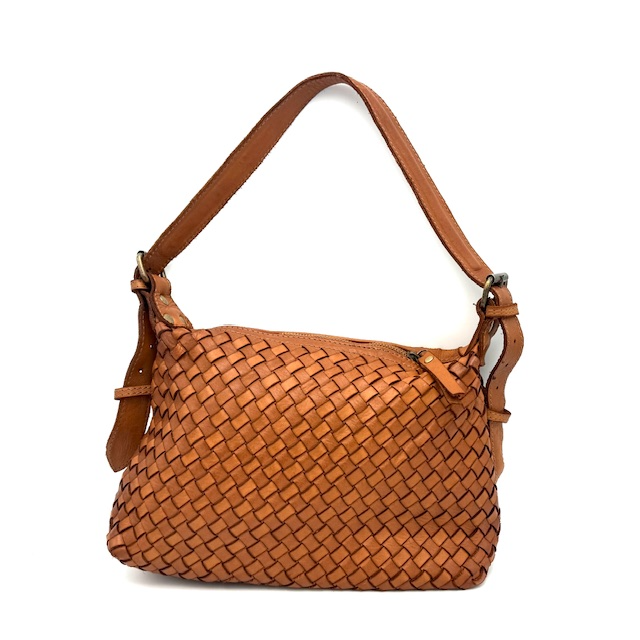 Handgemaakte Tas van Gewassen en Gevlochten Leer – Italië 

Deze compacte en elegante tas is handgemaakt in Italië van soepel, gewassen leer met een verfijnd gevlochten design. Dankzij het lichte gewicht en het praktische formaat is deze tas ideaal voor dagelijks gebruik.

Kenmerken:

Herkomst: Handgemaakt in Italië

Materiaal: Gewassen en gevlochten leer

Sluiting: Ritssluiting bovenaan (toprits)

Indeling binnenkant:

1 hoofdvak

1 ritsvak

2 open steekvakken

Draagopties:

Lange, verstelbare en afneembare schouderriem

Afmetingen:

Hoogte: 20 cm

Breedte: 30 cm

Diepte: 11 cm

Gewicht: Licht en comfortabel om te dragen

Een stijlvolle én functionele tas die perfect past bij een casual of geklede look – met de hand vervaardigd met oog voor detail en Italiaans vakmanschap.