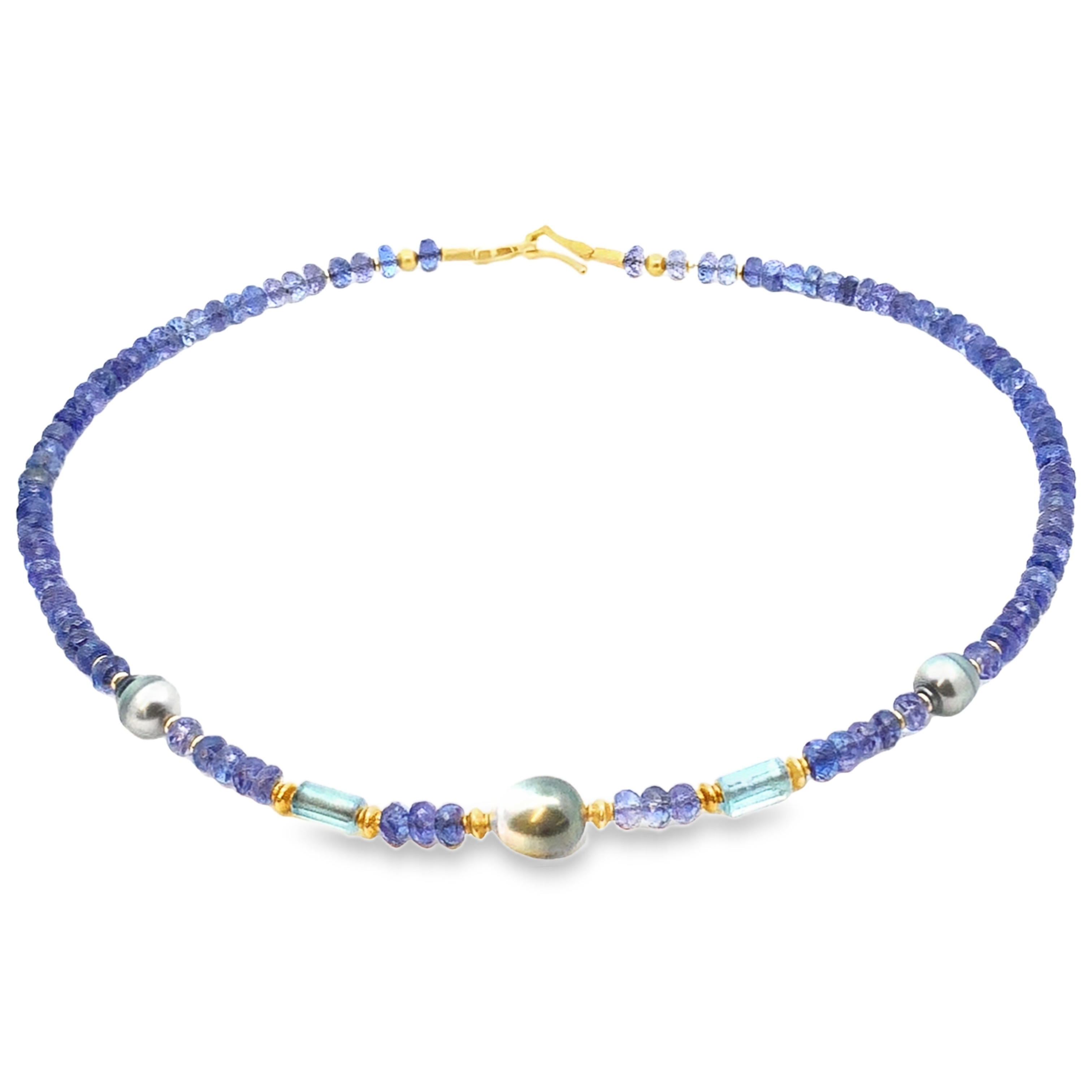 Das Collier Tansanit Gold 750 Aquamarin, , ist ein elegantes Schmuckstück aus edlem Tansanit, Gold 750 und Aquamarin. Ideal für besondere Anlässe, ergänzt es sowohl Abendgarderoben als auch elegante Tagesoutfits. Tragen Sie es am besten mit einem tief ausgeschnittenen Top oder Kleid, um das funkelnde Design zur Geltung zu bringen. Perfekt zum Verleihen eines Hauch von Luxus.
