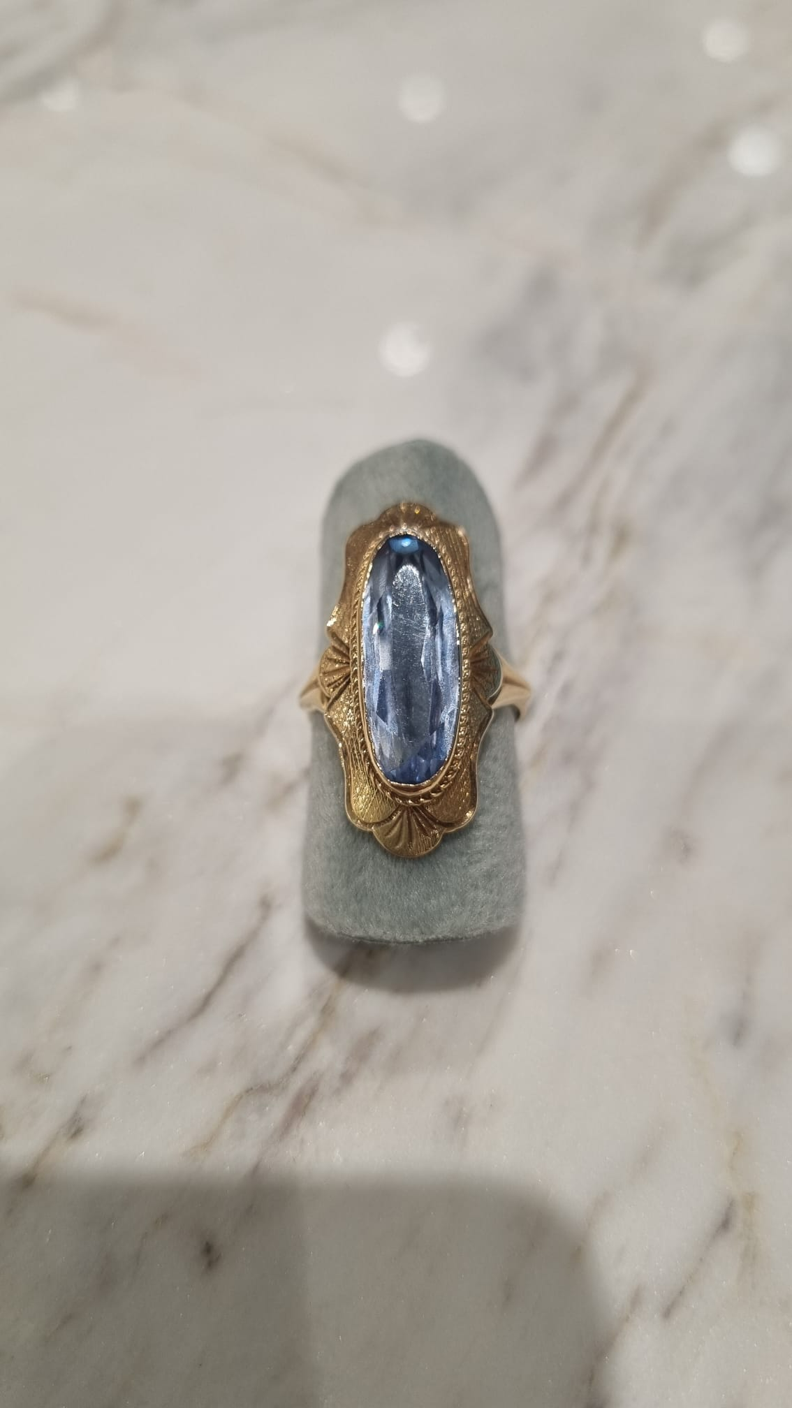 VINTAGE004. Geelgouden vintage dames met ovale blauwe steen. Occasion maat 16.5.