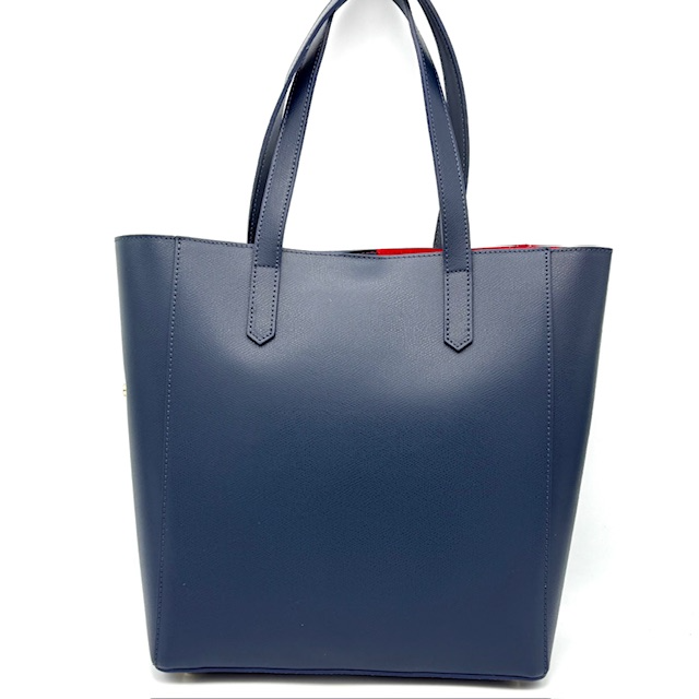 Leren Shopper Dames – Gemaakt in Italië – Met Uitneembare Binnentas

Op zoek naar een stijlvolle én praktische leren shopper? Deze luxe damestas, met een elegante Italiaanse uitstraling, is vervaardigd van hoogwaardig spazelato-leer en is een perfecte combinatie van mode en functionaliteit.

Handgemaakt in Italië, staat deze tas garant voor kwaliteit, duurzaamheid en oog voor detail. De shopper is comfortabel te dragen over de schouder en is voorzien van stevige handvatten. Dankzij het tijdloze ontwerp en de goudkleurige accenten is dit een tas die je moeiteloos van dag tot avond draagt.

Wat deze tas extra bijzonder maakt? De uitneembare binnentas van nylon, die ook apart gedragen kan worden met de meegeleverde lange schouderband. Zo heb je twee tassen in één: ideaal voor werk, reizen of een dagje uit. De opvallende rode binnenkant geeft de shopper een luxe en speels accent, terwijl de beschermende metalen voetjes (poten) aan de onderzijde zorgen voor extra stevigheid en een langere levensduur.

Productdetails:
Shopper:
✔ Materiaal: Echt spazelato-leer
✔ Kleur binnenkant: Rood
✔ Gemaakt in Italië
✔ Te dragen over de schouder
✔ Metalen beschermvoetjes aan de onderzijde
✔ Afmetingen: Hoogte 32 cm x Breedte 29 cm x Diepte 13 cm

Uitneembare binnentas:
✔ Materiaal: Nylon
✔ Met lange schouderband
✔ Afmetingen: Hoogte 27 cm x Breedte 33 cm x Diepte 10 cm

Deze luxe shopper is een must-have voor iedere vrouw die houdt van stijl, comfort en Italiaanse klasse. Perfect voor dagelijks gebruik, werk of als elegante reistas.

Bestel nu jouw leren shopper met uitneembare binnentas en ervaar het gemak van twee tassen in één!