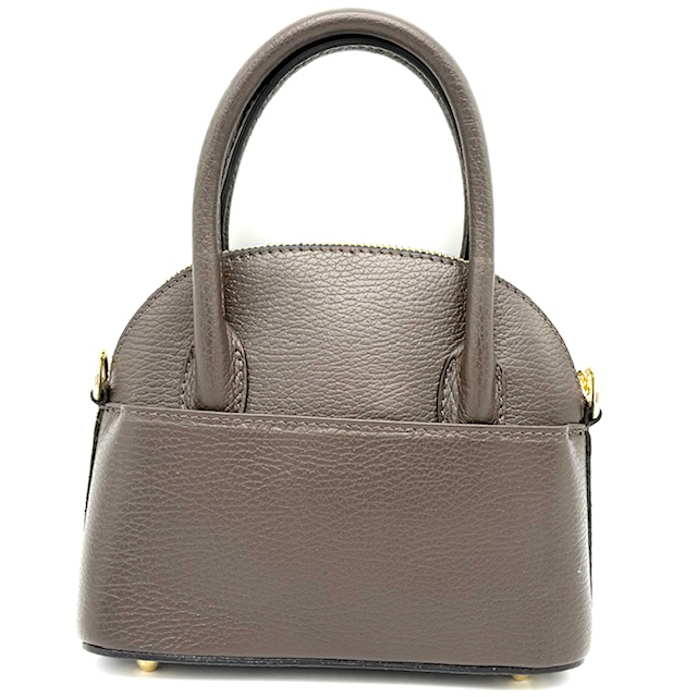 Modieuze Handtas met Goudaccenten – Made in Italy
Deze elegante en trendy handtas is een echte blikvanger. Met haar verfijnde goudkleurige accenten en hoogwaardige Italiaanse afwerking straalt ze pure klasse uit. De tas is voorzien van twee stevige handgrepen én een lange, afneembare schouderriem, zodat je haar op meerdere manieren kunt dragen – ideaal voor elke gelegenheid.

Onder de toprits bevindt zich één ruim hoofdvak, aangevuld met twee praktische steekvakken voor je essentials zoals telefoon of sleutels. Compact maar verrassend ruim dankzij de slimme indeling.

Afmetingen:
Hoogte: 17 cm
Breedte: 20 cm
Diepte: 9 cm

Een perfecte combinatie van stijl, functionaliteit en Italiaanse finesse.