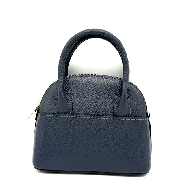 Modieuze Handtas met Goudaccenten – Made in Italy
Deze elegante en trendy handtas is een echte blikvanger. Met haar verfijnde goudkleurige accenten en hoogwaardige Italiaanse afwerking straalt ze pure klasse uit. De tas is voorzien van twee stevige handgrepen én een lange, afneembare schouderriem, zodat je haar op meerdere manieren kunt dragen – ideaal voor elke gelegenheid.

Onder de toprits bevindt zich één ruim hoofdvak, aangevuld met twee praktische steekvakken voor je essentials zoals telefoon of sleutels. Compact maar verrassend ruim dankzij de slimme indeling.

Afmetingen:
Hoogte: 17 cm
Breedte: 20 cm
Diepte: 9 cm

Een perfecte combinatie van stijl, functionaliteit en Italiaanse finesse.