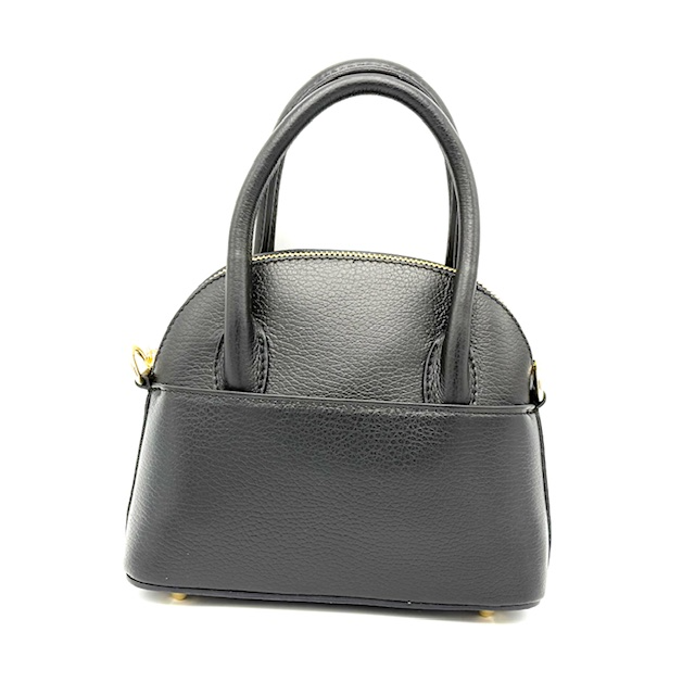 Modieuze Handtas met Goudaccenten – Made in Italy
Deze elegante en trendy handtas is een echte blikvanger. Met haar verfijnde goudkleurige accenten en hoogwaardige Italiaanse afwerking straalt ze pure klasse uit. De tas is voorzien van twee stevige handgrepen én een lange, afneembare schouderriem, zodat je haar op meerdere manieren kunt dragen – ideaal voor elke gelegenheid.

Onder de toprits bevindt zich één ruim hoofdvak, aangevuld met twee praktische steekvakken voor je essentials zoals telefoon of sleutels. Compact maar verrassend ruim dankzij de slimme indeling.

Afmetingen:
Hoogte: 17 cm
Breedte: 20 cm
Diepte: 9 cm

Een perfecte combinatie van stijl, functionaliteit en Italiaanse finesse.