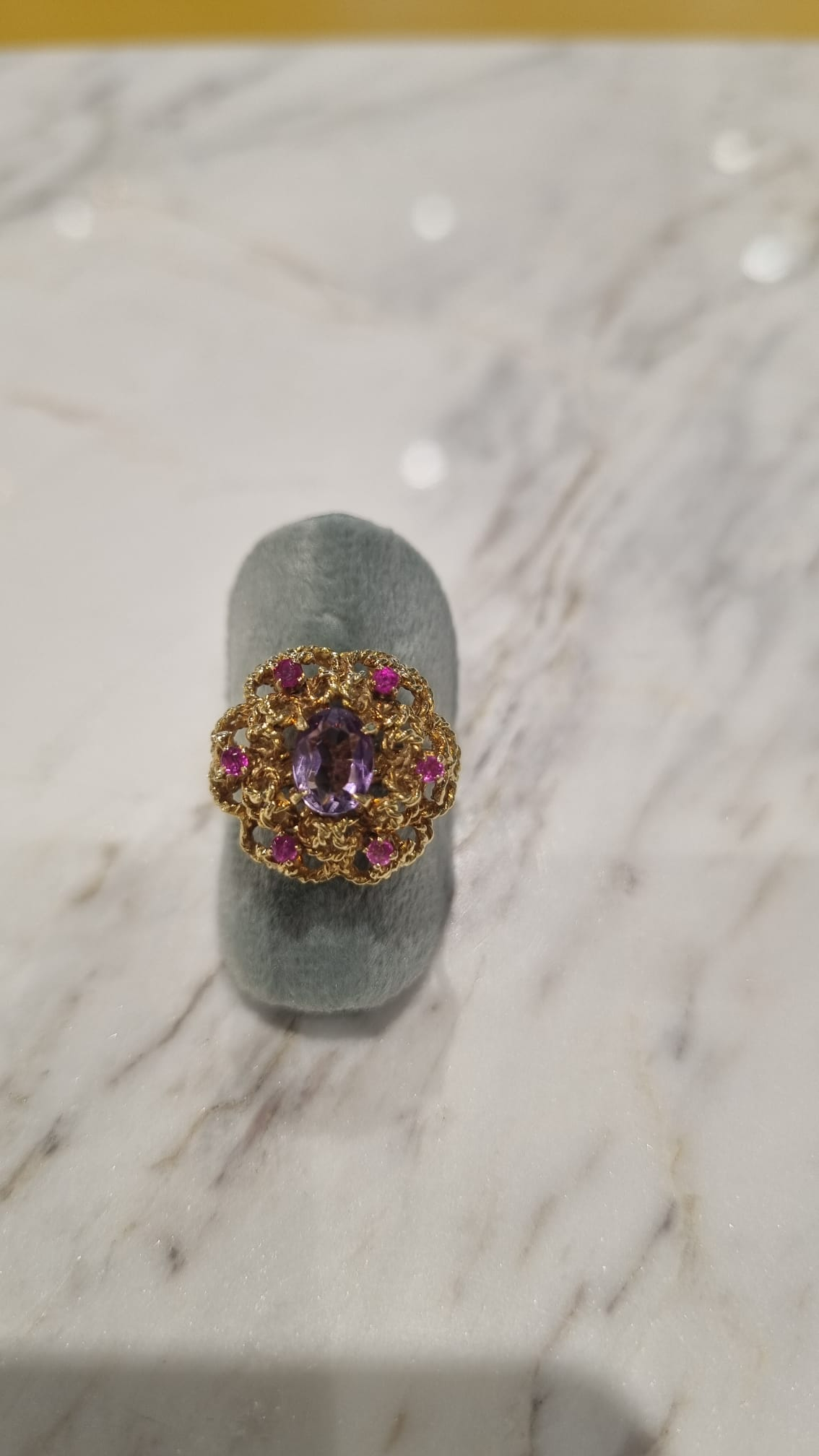Vintage011. 18 karaat geelgouden damesring. Ovale amethist en 6 kleine roze robijnen. Occasion maat 19,5