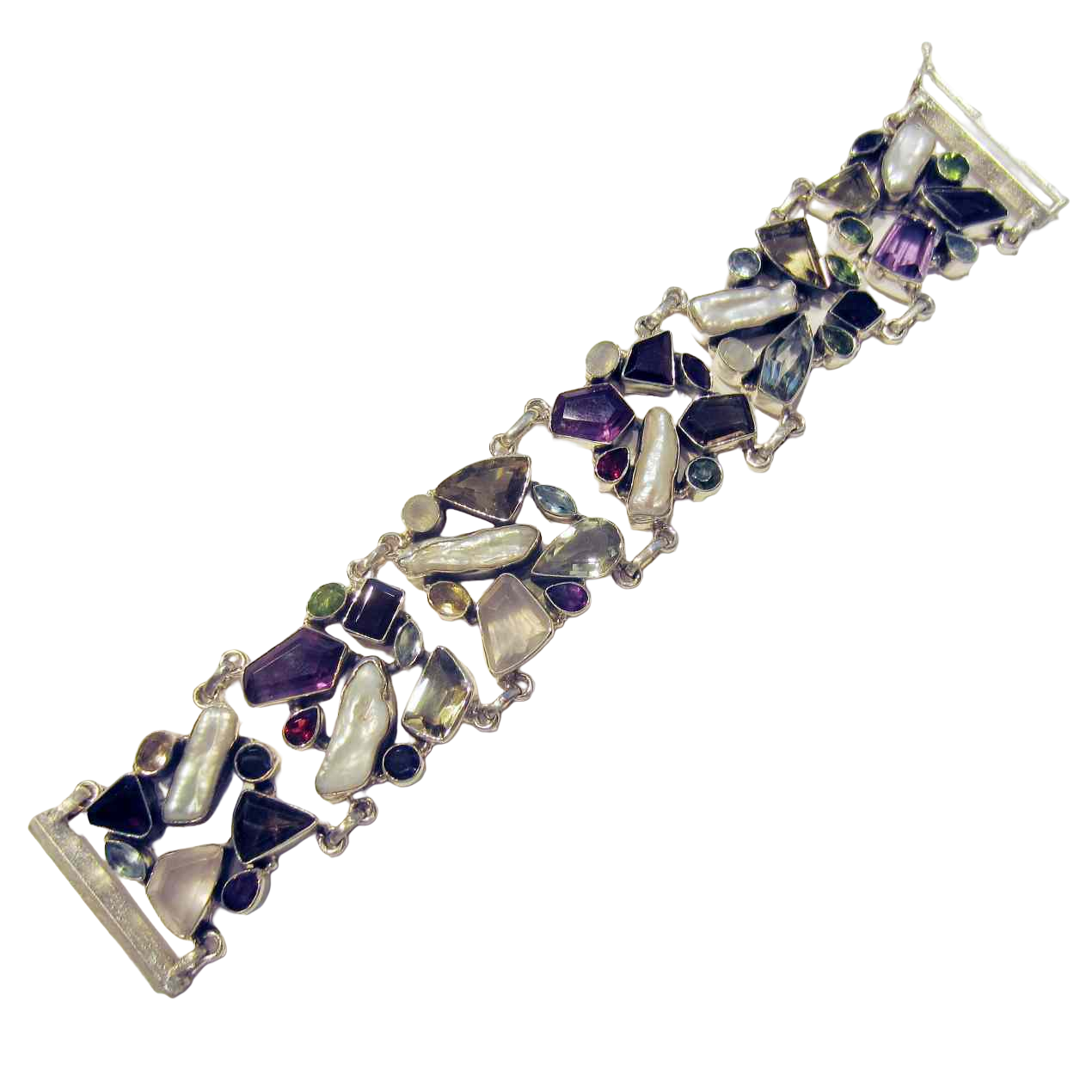 Das Produkt "Armband Silber Quarze gefasst, Granae, Peridots, Süsswasserperlen" mit der Modellnummer 11103 ist ein elegantes Damenarmband. Es besteht aus hochwertigen Materialien wie Silber, Quarzen, Granaten, Peridots und Süßwasserperlen. Geeignet für den täglichen Gebrauch oder besondere Anlässe, verleiht es jedem Outfit einen Hauch von Eleganz. Tragen Sie es allein oder in Kombination mit anderen Schmuckstücken.