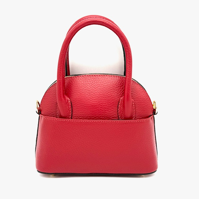 Modieuze Handtas met Goudaccenten – Made in Italy
Deze elegante en trendy handtas is een echte blikvanger. Met haar verfijnde goudkleurige accenten en hoogwaardige Italiaanse afwerking straalt ze pure klasse uit. De tas is voorzien van twee stevige handgrepen én een lange, afneembare schouderriem, zodat je haar op meerdere manieren kunt dragen – ideaal voor elke gelegenheid.

Onder de toprits bevindt zich één ruim hoofdvak, aangevuld met twee praktische steekvakken voor je essentials zoals telefoon of sleutels. Compact maar verrassend ruim dankzij de slimme indeling.

Afmetingen:
Hoogte: 17 cm
Breedte: 20 cm
Diepte: 9 cm

Een perfecte combinatie van stijl, functionaliteit en Italiaanse finesse.