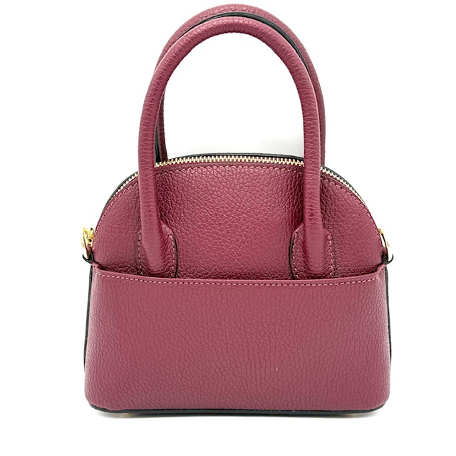 Modieuze Handtas met Goudaccenten – Made in Italy
Deze elegante en trendy handtas is een echte blikvanger. Met haar verfijnde goudkleurige accenten en hoogwaardige Italiaanse afwerking straalt ze pure klasse uit. De tas is voorzien van twee stevige handgrepen én een lange, afneembare schouderriem, zodat je haar op meerdere manieren kunt dragen – ideaal voor elke gelegenheid.

Onder de toprits bevindt zich één ruim hoofdvak, aangevuld met twee praktische steekvakken voor je essentials zoals telefoon of sleutels. Compact maar verrassend ruim dankzij de slimme indeling.

Afmetingen:
Hoogte: 17 cm
Breedte: 20 cm
Diepte: 9 cm

Een perfecte combinatie van stijl, functionaliteit en Italiaanse finesse.