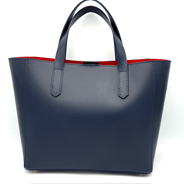 Leren Shopper Dames – Gemaakt in Italië – Met Uitneembare Binnentas

Op zoek naar een stijlvolle én praktische leren shopper? Deze luxe damestas, met een elegante Italiaanse uitstraling, is vervaardigd van hoogwaardig spazelato-leer en is een perfecte combinatie van mode en functionaliteit.

Handgemaakt in Italië, staat deze tas garant voor kwaliteit, duurzaamheid en oog voor detail. De shopper is comfortabel te dragen in de hand en is voorzien van stevige handvatten. Dankzij het tijdloze ontwerp en de goudkleurige accenten is dit een tas die je moeiteloos van dag tot avond draagt.

Wat deze tas extra bijzonder maakt? De uitneembare binnentas van nylon, die ook apart gedragen kan worden met de meegeleverde lange schouderband. Zo heb je twee tassen in één: ideaal voor werk, reizen of een dagje uit. De opvallende rode binnenkant geeft de shopper een luxe en speels accent, terwijl de beschermende metalen voetjes (poten) aan de onderzijde zorgen voor extra stevigheid en een langere levensduur.

Productdetails:
Shopper:
✔ Materiaal: Echt spazelato-leer
✔ Kleur binnenkant: Rood
✔ Gemaakt in Italië
✔ Te dragen over de schouder
✔ Metalen beschermvoetjes aan de onderzijde
✔ Afmetingen: Hoogte 25 cm x Breedte 29 cm x Diepte 13 cm

Uitneembare binnentas:
✔ Materiaal: Nylon
✔ Met lange schouderband
✔ Afmetingen: Hoogte 27 cm x Breedte 29cm x Diepte  cm

Deze luxe shopper is een must-have voor iedere vrouw die houdt van stijl, comfort en Italiaanse klasse. Perfect voor dagelijks gebruik, werk of als elegante reistas.

Bestel nu jouw leren shopper met uitneembare binnentas en ervaar het gemak van twee tassen in één!