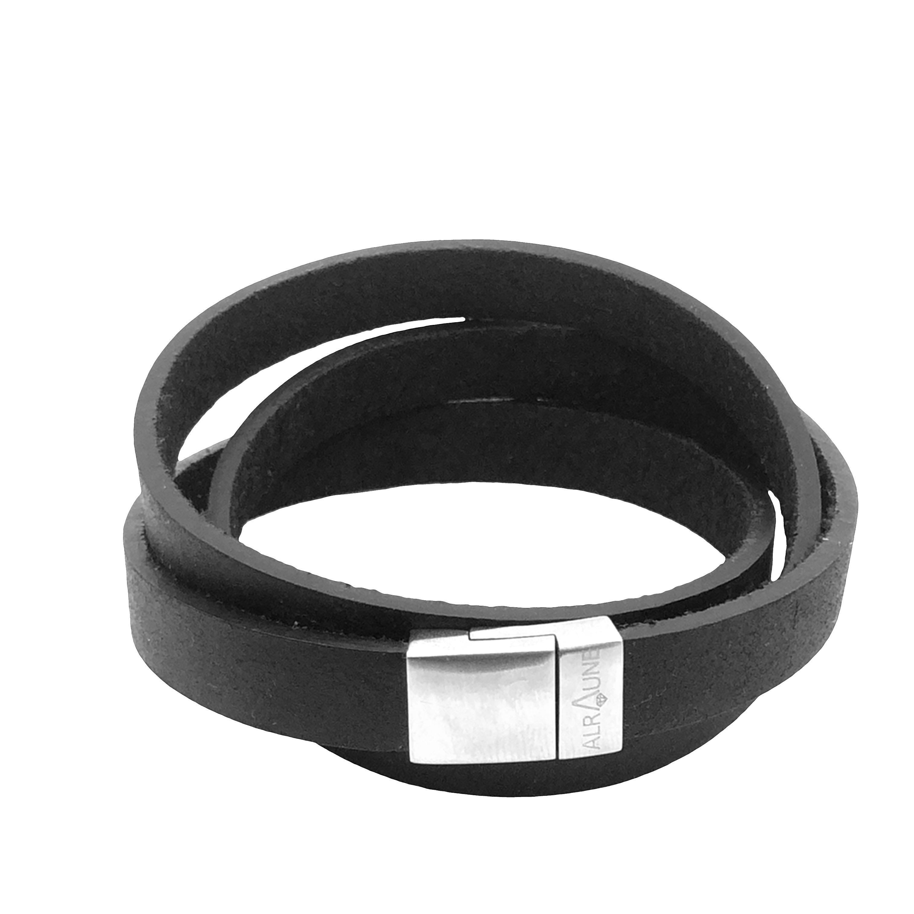Das Armband Stahl/Leder ist ein elegantes Schmuckstück fürHerren. Es kombiniert robusten Stahl mit schwarzem Leder und zählt zur Kategorie der Armbänder. Am besten wird es alleine oder als Teil eines Layer-Looks getragen, um einen modernen und stilvollen Akzent zu setzen. Ideal für Alltag oder besondere Anlässe.