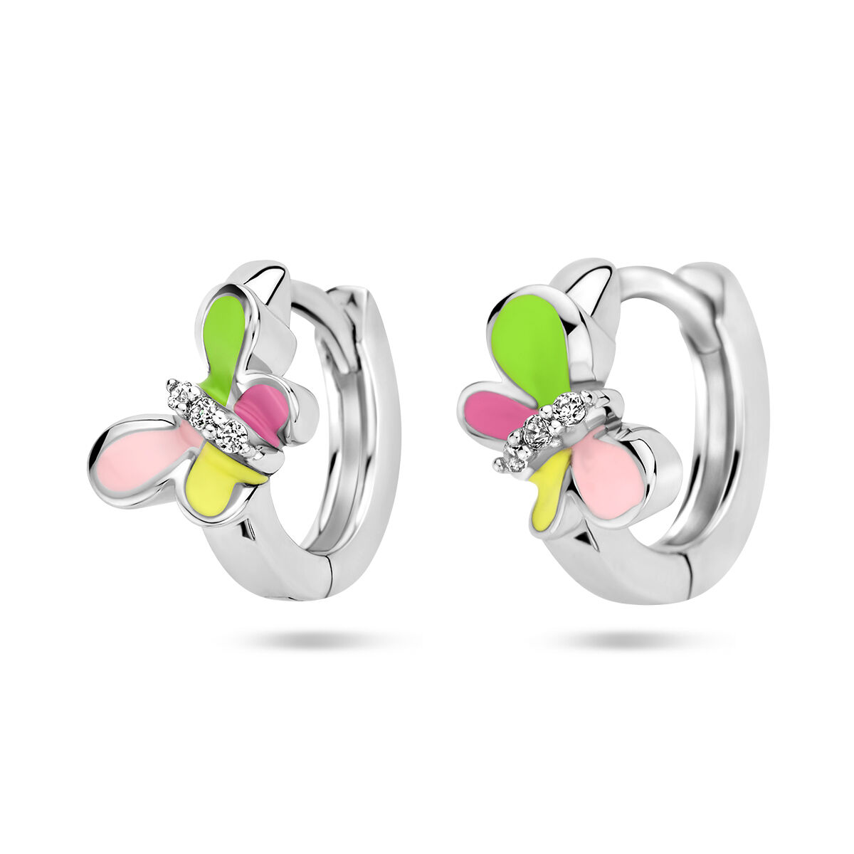 Gerhodineerd 925 zilveren klapoorringen met een vlinder met zirkonia. De oorringen hebben een diameter van 11mm.