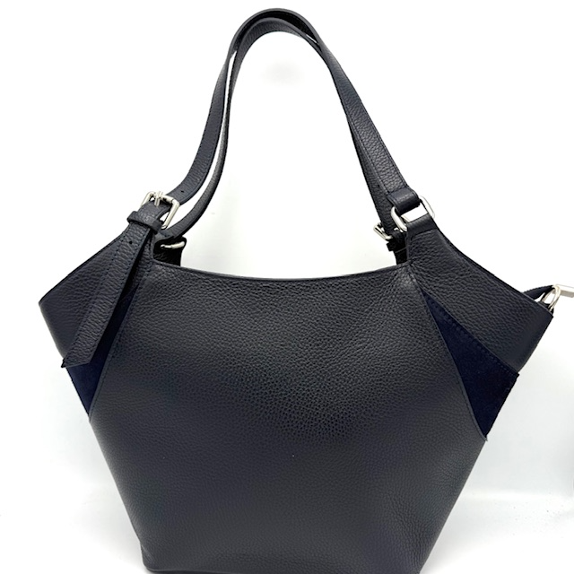 Lederen Shopper Dames – Dollaro Leer met Suède Details, Tussenritsvak en Zilverkleurige Accenten

Op zoek naar een stijlvolle én praktische lederen shopper voor dames? Deze luxe dames schoudertas van echt dollaro leer met verfijnde suède details en moderne zilverkleurige fournituren biedt alles wat je zoekt in een dagelijkse tas: klasse, comfort én slimme opbergruimte.

Deze leren shopper is ontworpen voor veelzijdig gebruik. Draag haar elegant aan de twee hand- of schoudergrepen, of gebruik de afneembare, verstelbare schouderriem voor extra gemak – ideaal voor drukke dagen of onderweg.

✅ Slim & Praktisch ingedeeld

De binnenkant van de tas is royaal en goed georganiseerd:

Tussenritsvak over de volledige breedte: handig voor het scheiden van je spullen (bijvoorbeeld tablet of documenten)

Steekvak voor je telefoon of kleine items

Binnenritsvak met rits voor je waardevolle spullen

Buitenritsvak met rits voor snelle toegang

Dankzij deze slimme indeling blijft alles netjes op z'n plaats – perfect voor werk, reizen of dagelijks gebruik.

De tas is afgewerkt met vier metalen voetjes aan de onderzijde, die het leer beschermen en zorgen voor extra duurzaamheid.

Productkenmerken:

Materiaal: Hoogwaardig dollaro leer met luxe suède details

Fournituren: Zilverkleurig

Draagopties:

Twee hand-/schoudergrepen

Afneembare, verstelbare schouderriem

Indeling binnenzijde:

1 tussenritsvak

1 ritsvak

1 steekvak

Buitenzijde: 1 ritsvak

Onderzijde: 4 metalen beschermvoetjes

Waarom kiezen voor deze leren shopper?

Luxe uitstraling en duurzame materialen

Extra opbergruimte met handig tussenritsvak

Comfortabel te dragen, zowel in de hand als over de schouder

Perfect georganiseerd voor werk, stad en dagelijks gebruik

Handgemaakt van echt leer voor jarenlang plezier

Bestel vandaag nog deze stijlvolle leren shopper met tussenritsvak – de perfecte combinatie van Italiaanse elegantie, praktische indeling en moderne flair.