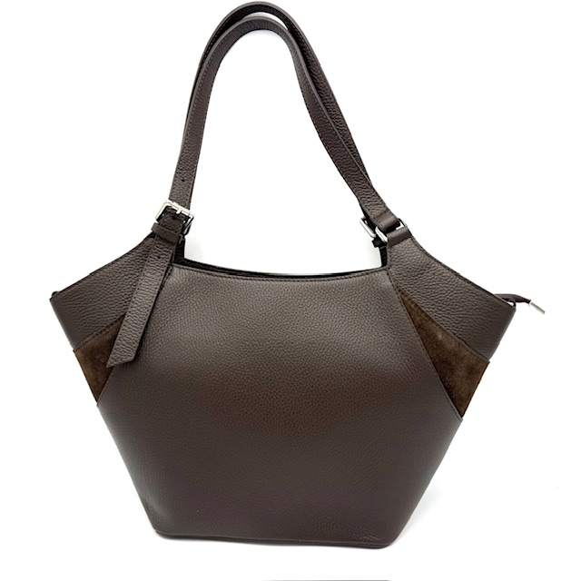 Lederen Shopper Dames – Dollaro Leer met Suède Details, Tussenritsvak en Zilverkleurige Accenten

Op zoek naar een stijlvolle én praktische lederen shopper voor dames? Deze luxe dames schoudertas van echt dollaro leer met verfijnde suède details en moderne zilverkleurige fournituren biedt alles wat je zoekt in een dagelijkse tas: klasse, comfort én slimme opbergruimte.

Deze leren shopper is ontworpen voor veelzijdig gebruik. Draag haar elegant aan de twee hand- of schoudergrepen, of gebruik de afneembare, verstelbare schouderriem voor extra gemak – ideaal voor drukke dagen of onderweg.

✅ Slim & Praktisch ingedeeld

De binnenkant van de tas is royaal en goed georganiseerd:

Tussenritsvak over de volledige breedte: handig voor het scheiden van je spullen (bijvoorbeeld tablet of documenten)

Steekvak voor je telefoon of kleine items

Binnenritsvak met rits voor je waardevolle spullen

Buitenritsvak met rits voor snelle toegang

Dankzij deze slimme indeling blijft alles netjes op z'n plaats – perfect voor werk, reizen of dagelijks gebruik.

De tas is afgewerkt met vier metalen voetjes aan de onderzijde, die het leer beschermen en zorgen voor extra duurzaamheid.

Productkenmerken:

Materiaal: Hoogwaardig dollaro leer met luxe suède details

Fournituren: Zilverkleurig

Draagopties:

Twee hand-/schoudergrepen

Afneembare, verstelbare schouderriem

Indeling binnenzijde:

1 tussenritsvak

1 ritsvak

1 steekvak

Buitenzijde: 1 ritsvak

Onderzijde: 4 metalen beschermvoetjes

Waarom kiezen voor deze leren shopper?

Luxe uitstraling en duurzame materialen

Extra opbergruimte met handig tussenritsvak

Comfortabel te dragen, zowel in de hand als over de schouder

Perfect georganiseerd voor werk, stad en dagelijks gebruik

Handgemaakt van echt leer voor jarenlang plezier

Bestel vandaag nog deze stijlvolle leren shopper met tussenritsvak – de perfecte combinatie van Italiaanse elegantie, praktische indeling en moderne flair.