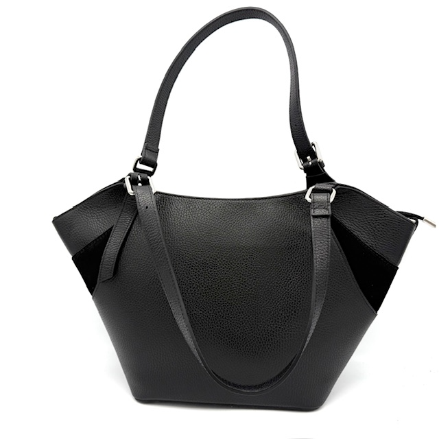 Lederen Shopper Dames – Dollaro Leer met Suède Details, Tussenritsvak en Zilverkleurige Accenten

Op zoek naar een stijlvolle én praktische lederen shopper voor dames? Deze luxe dames schoudertas van echt dollaro leer met verfijnde suède details en moderne zilverkleurige fournituren biedt alles wat je zoekt in een dagelijkse tas: klasse, comfort én slimme opbergruimte.

Deze leren shopper is ontworpen voor veelzijdig gebruik. Draag haar elegant aan de twee hand- of schoudergrepen, of gebruik de afneembare, verstelbare schouderriem voor extra gemak – ideaal voor drukke dagen of onderweg.

✅ Slim & Praktisch ingedeeld

De binnenkant van de tas is royaal en goed georganiseerd:

Tussenritsvak over de volledige breedte: handig voor het scheiden van je spullen (bijvoorbeeld tablet of documenten)

Steekvak voor je telefoon of kleine items

Binnenritsvak met rits voor je waardevolle spullen

Buitenritsvak met rits voor snelle toegang

Dankzij deze slimme indeling blijft alles netjes op z'n plaats – perfect voor werk, reizen of dagelijks gebruik.

De tas is afgewerkt met vier metalen voetjes aan de onderzijde, die het leer beschermen en zorgen voor extra duurzaamheid.

Productkenmerken:

Materiaal: Hoogwaardig dollaro leer met luxe suède details

Fournituren: Zilverkleurig

Draagopties:

Twee hand-/schoudergrepen

Afneembare, verstelbare schouderriem

Indeling binnenzijde:

1 tussenritsvak

1 ritsvak

1 steekvak

Buitenzijde: 1 ritsvak

Onderzijde: 4 metalen beschermvoetjes

Waarom kiezen voor deze leren shopper?

Luxe uitstraling en duurzame materialen

Extra opbergruimte met handig tussenritsvak

Comfortabel te dragen, zowel in de hand als over de schouder

Perfect georganiseerd voor werk, stad en dagelijks gebruik

Handgemaakt van echt leer voor jarenlang plezier

Bestel vandaag nog deze stijlvolle leren shopper met tussenritsvak – de perfecte combinatie van Italiaanse elegantie, praktische indeling en moderne flair.