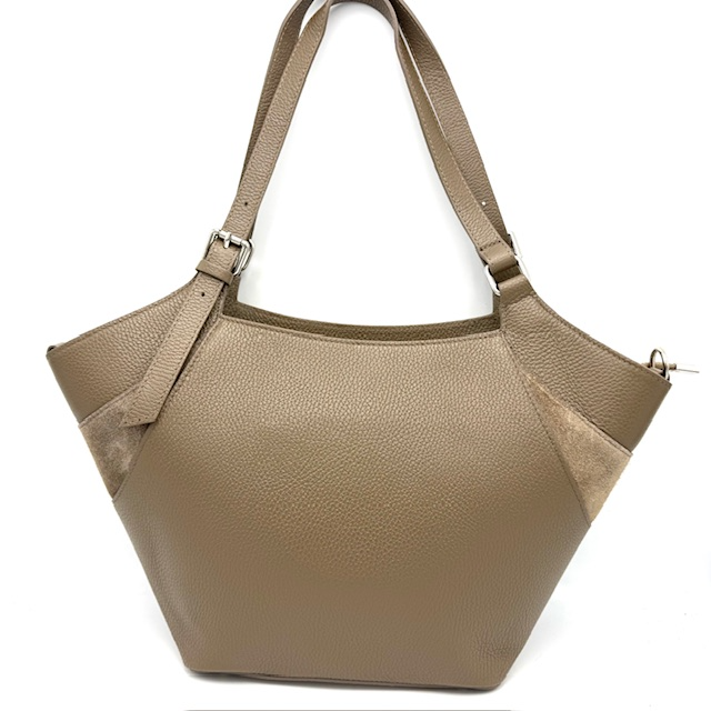 Lederen Shopper Dames – Dollaro Leer met Suède Details, Tussenritsvak en Zilverkleurige Accenten

Op zoek naar een stijlvolle én praktische lederen shopper voor dames? Deze luxe dames schoudertas van echt dollaro leer met verfijnde suède details en moderne zilverkleurige fournituren biedt alles wat je zoekt in een dagelijkse tas: klasse, comfort én slimme opbergruimte.

Deze leren shopper is ontworpen voor veelzijdig gebruik. Draag haar elegant aan de twee hand- of schoudergrepen, of gebruik de afneembare, verstelbare schouderriem voor extra gemak – ideaal voor drukke dagen of onderweg.

✅ Slim & Praktisch ingedeeld

De binnenkant van de tas is royaal en goed georganiseerd:

Tussenritsvak over de volledige breedte: handig voor het scheiden van je spullen (bijvoorbeeld tablet of documenten)

Steekvak voor je telefoon of kleine items

Binnenritsvak met rits voor je waardevolle spullen

Buitenritsvak met rits voor snelle toegang

Dankzij deze slimme indeling blijft alles netjes op z'n plaats – perfect voor werk, reizen of dagelijks gebruik.

De tas is afgewerkt met vier metalen voetjes aan de onderzijde, die het leer beschermen en zorgen voor extra duurzaamheid.

Productkenmerken:

Materiaal: Hoogwaardig dollaro leer met luxe suède details

Fournituren: Zilverkleurig

Draagopties:

Twee hand-/schoudergrepen

Afneembare, verstelbare schouderriem

Indeling binnenzijde:

1 tussenritsvak

1 ritsvak

1 steekvak

Buitenzijde: 1 ritsvak

Onderzijde: 4 metalen beschermvoetjes

Waarom kiezen voor deze leren shopper?

Luxe uitstraling en duurzame materialen

Extra opbergruimte met handig tussenritsvak

Comfortabel te dragen, zowel in de hand als over de schouder

Perfect georganiseerd voor werk, stad en dagelijks gebruik

Handgemaakt van echt leer voor jarenlang plezier

Bestel vandaag nog deze stijlvolle leren shopper met tussenritsvak – de perfecte combinatie van Italiaanse elegantie, praktische indeling en moderne flair.