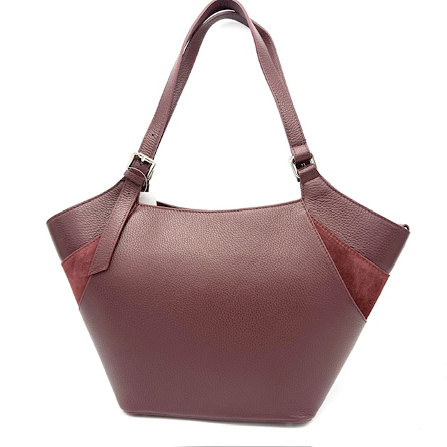 Lederen Shopper Dames – Dollaro Leer met Suède Details, Tussenritsvak en Zilverkleurige Accenten

Op zoek naar een stijlvolle én praktische lederen shopper voor dames? Deze luxe dames schoudertas van echt dollaro leer met verfijnde suède details en moderne zilverkleurige fournituren biedt alles wat je zoekt in een dagelijkse tas: klasse, comfort én slimme opbergruimte.

Deze leren shopper is ontworpen voor veelzijdig gebruik. Draag haar elegant aan de twee hand- of schoudergrepen, of gebruik de afneembare, verstelbare schouderriem voor extra gemak – ideaal voor drukke dagen of onderweg.

✅ Slim & Praktisch ingedeeld

De binnenkant van de tas is royaal en goed georganiseerd:

Tussenritsvak over de volledige breedte: handig voor het scheiden van je spullen (bijvoorbeeld tablet of documenten)

Steekvak voor je telefoon of kleine items

Binnenritsvak met rits voor je waardevolle spullen

Buitenritsvak met rits voor snelle toegang

Dankzij deze slimme indeling blijft alles netjes op z'n plaats – perfect voor werk, reizen of dagelijks gebruik.

De tas is afgewerkt met vier metalen voetjes aan de onderzijde, die het leer beschermen en zorgen voor extra duurzaamheid.

Productkenmerken:

Materiaal: Hoogwaardig dollaro leer met luxe suède details

Fournituren: Zilverkleurig

Draagopties:

Twee hand-/schoudergrepen

Afneembare, verstelbare schouderriem

Indeling binnenzijde:

1 tussenritsvak

1 ritsvak

1 steekvak

Buitenzijde: 1 ritsvak

Onderzijde: 4 metalen beschermvoetjes

Waarom kiezen voor deze leren shopper?

Luxe uitstraling en duurzame materialen

Extra opbergruimte met handig tussenritsvak

Comfortabel te dragen, zowel in de hand als over de schouder

Perfect georganiseerd voor werk, stad en dagelijks gebruik

Handgemaakt van echt leer voor jarenlang plezier

Bestel vandaag nog deze stijlvolle leren shopper met tussenritsvak – de perfecte combinatie van Italiaanse elegantie, praktische indeling en moderne flair.