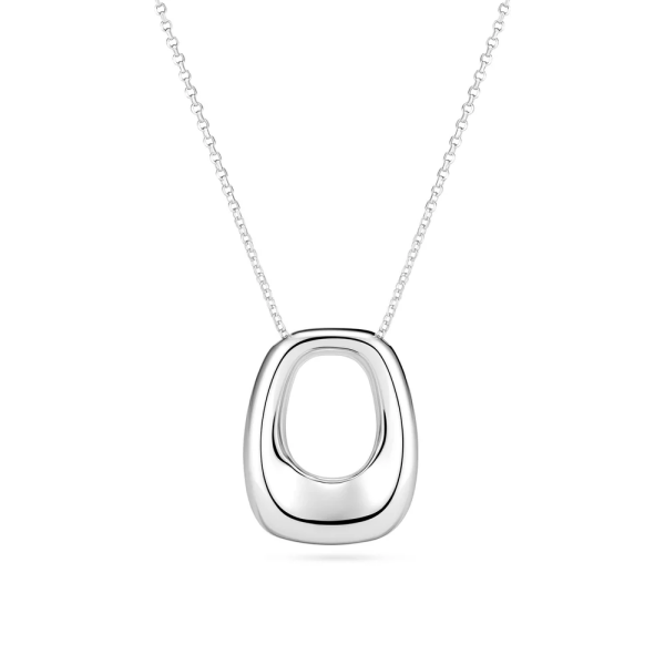 de Necklace Borsa Pianura van Sif Jakobs: een subtiel statement in hoogwaardig 925 sterling zilver en afgewerkt met een perfect gepolijste oppervlak die het licht elegant vangt. De hanger, in twee formaten (Piccolo en Grande) en verstelbare kettinglengte tot 45 cm, vormt moeiteloos het middelpunt van jouw look, van ingetogen chic op school tot avondglamour in de stad. Draag &lsquo;m solo voor pure verfijning of combineer met andere subtiele lagen voor een modieuze, persoonlijke stijl &mdash; perfect passend bij jouw unieke uitstraling.

Sif Jakobs is bekend om haar prachtige collecties die zijn ontworpen in zilver en 18 karaat verguld zilver versierd met zirkonia steentjes. Het Deense merk laat zich inspireren door structurele vormen, architectuur en ruimte. Sif Jakobs wenst juwelen te cre&euml;ren die het gevoel van luxe, schoonheid en stijl geven. Die draagbaar en tijdloos zijn, maar ook een mooie toevoeging aan een feestelijk moment.