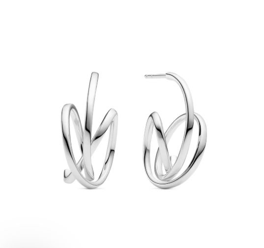 Voeg een vleugje verfijning toe aan je sieradencollectie met de prachtige SJ-E2590 - SPIRALE PIANURA PICCOLO oorbellen van het gerenommeerde merk Sif Jakobs. Deze elegante oorbellen zijn vervaardigd uit hoogwaardig rhodium verguld 925 Sterling Zilver, wat niet alleen een luxueuze uitstraling biedt, maar ook bescherming tegen verkleuring garandeert.

Met een glanzend gepolijste afwerking stralen deze oorbellen tijdloze klasse uit. Hun verfijnde afmetingen &ndash; 26 mm lang en 11 mm breed &ndash; maken ze perfect voor elke gelegenheid, van dagelijkse elegantie tot speciale evenementen.