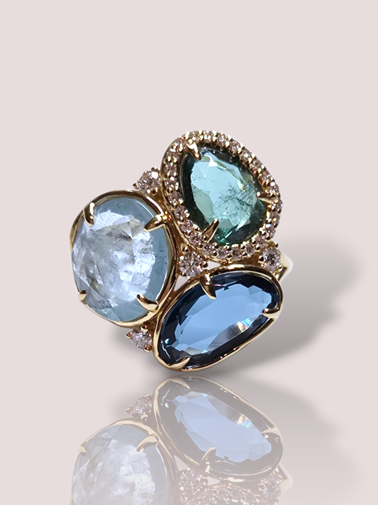 Deze 18k geel gouden Peroni & Parise fantasie ring is een prachtig sieraad met fantasierijke details. Deze ring bevat prachtige kleuredelstenen, te weten een lichtblauwe aquamarijn, een London blue topaz, een groene toermalijn en diverse briljant geslepen diamanten in G-kleur en kleine insluitsels. 

Draag het solo voor een verfijnde look of combineer met andere ringen voor een trendy, gelaagde stijl. Perfect voor elke gelegenheid.