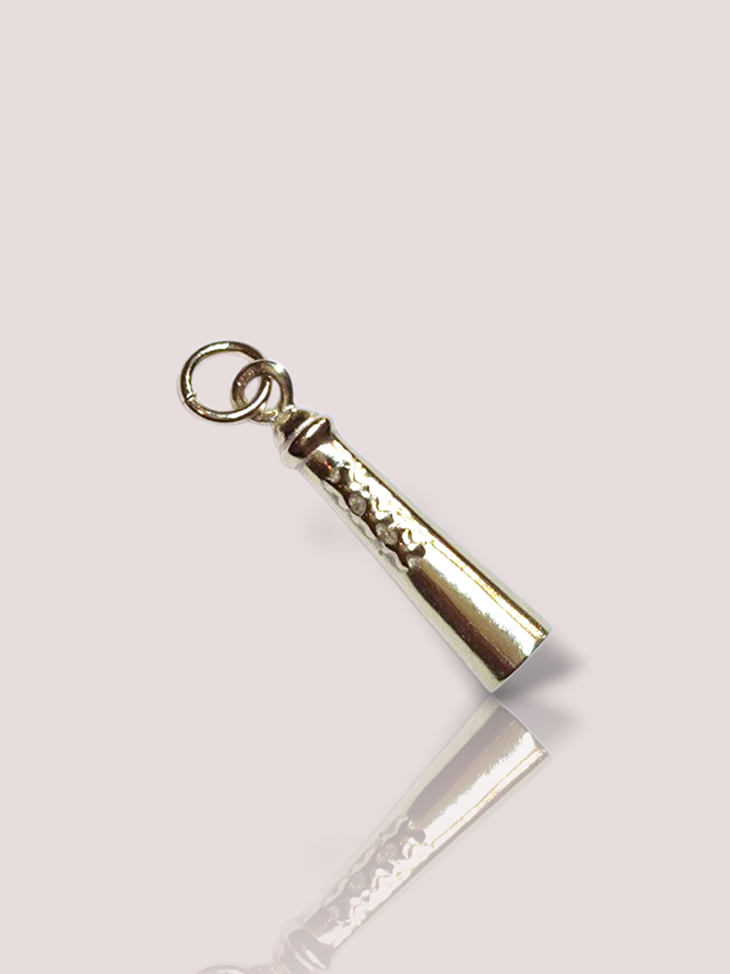 De 14k geel gouden 'Amsterdammertje' hanger is een verfijnd juweel dat valt onder de categorie hangers. Dit luxe sieraad voegt een elegante touch toe aan elke outfit. Draag het met een fijne gouden ketting voor een klassieke look, ideaal voor dagelijks gebruik of speciale gelegenheden. Een must-have accessoire voor juwelenliefhebbers.

Het hangertje symboliseert de stad van Amsterdam, waar de Amsterdamse paaltjes overal in de stad te vinden zijn! Het paaltje is 2 cm lang en weegt 2,44 gram.