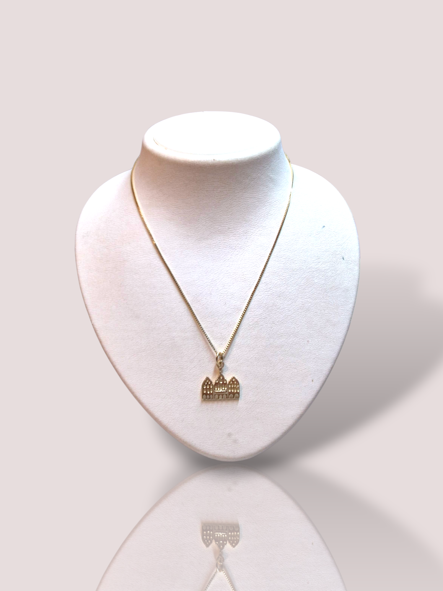 De 14k geel gouden 'grachtenpandjes Amsterdam' hanger is een betoverende sieraad dat de charme van Amsterdamse grachtenhuizen vangt. Dit siert als een charmante bedelhanger. Draag het aan een fijne ketting voor een subtiele en elegante uitstraling, perfect voor dagelijkse elegantie of speciale gelegenheden. Voeg een vleugje Amsterdamse magie toe aan uw sieradencollectie.