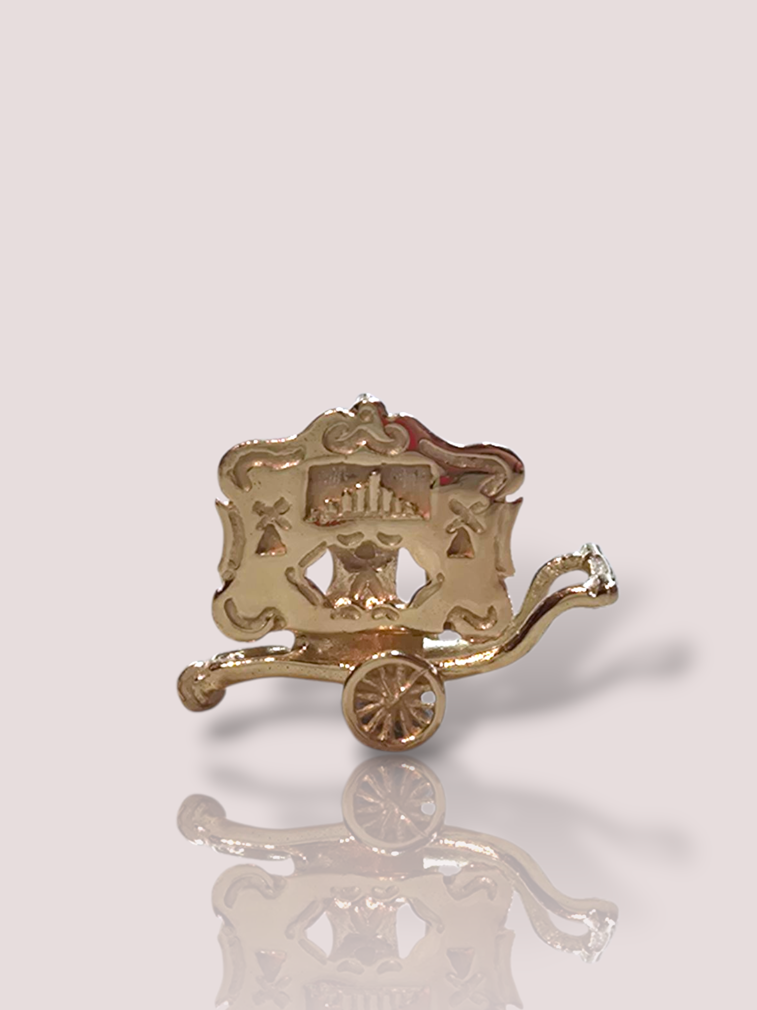 De 14k geel gouden draaiorgel hanger is een prachtig sieraad uit de categorie juwelen. Het is specifiek een hanger, onderverdeeld in de subcategorie charme hangers. Draag deze verfijnde hanger aan een ketting voor een elegante uitstraling. Perfect om je look een unieke en persoonlijke touch te geven.

De hanger is 1,5 cm breed en weegt 2,3 gram. Echt een plaatje voor elke orgelmuziek liefhebber!