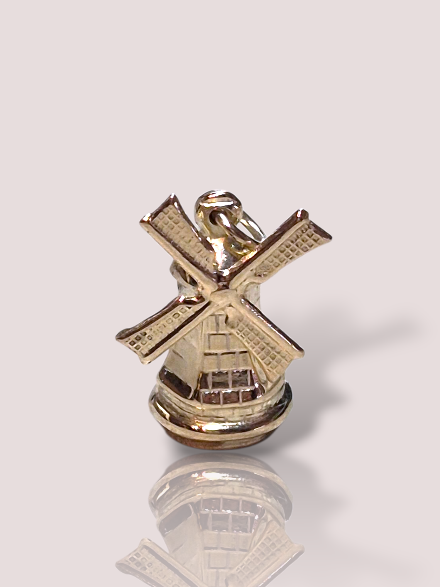 De 14k geel gouden Nederlandse molen hanger in de grote uitvoering is een prachtige toevoeging aan je sieradenverzameling. Deze charmante hanger komt in de categorie "Juweel" en valt onder "Hanger" en "Charm Hangers". Draag deze opvallende hanger aan een ketting voor een elegante en persoonlijke touch aan je outfit.

De hanger weegt 1,8 gram en is 2 cm hoog. De wieken van de molen kunnen ronddraaien zoals een echte molen! Het perfecte cadeau met een Nederlandse touch!