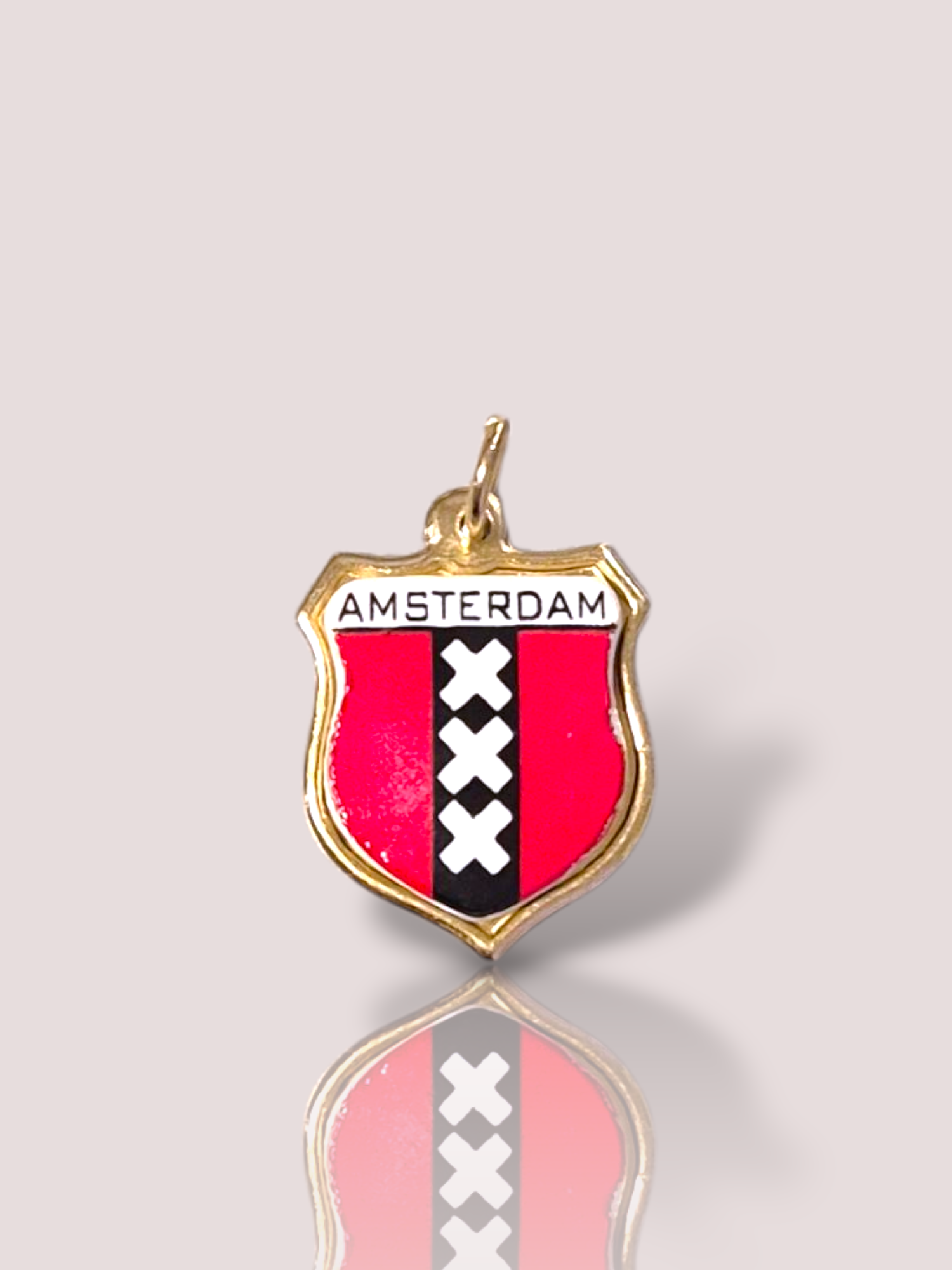 Deze hanger is gemaakt van 14k geel goud en toont het Wapen van Amsterdam. Een prachtig sieraad in de categorie juwelen. Deze hanger, speciaal ontworpen voor de liefhebber van Amsterdam, voegt een persoonlijk accent toe aan elke outfit. Draag het aan een elegante ketting om je hals en toon je liefde voor Amsterdam met stijl en klasse.

Het wapen is 1,5 bij 1,2 cm en is voorzien van emaille aan de voorzijde.